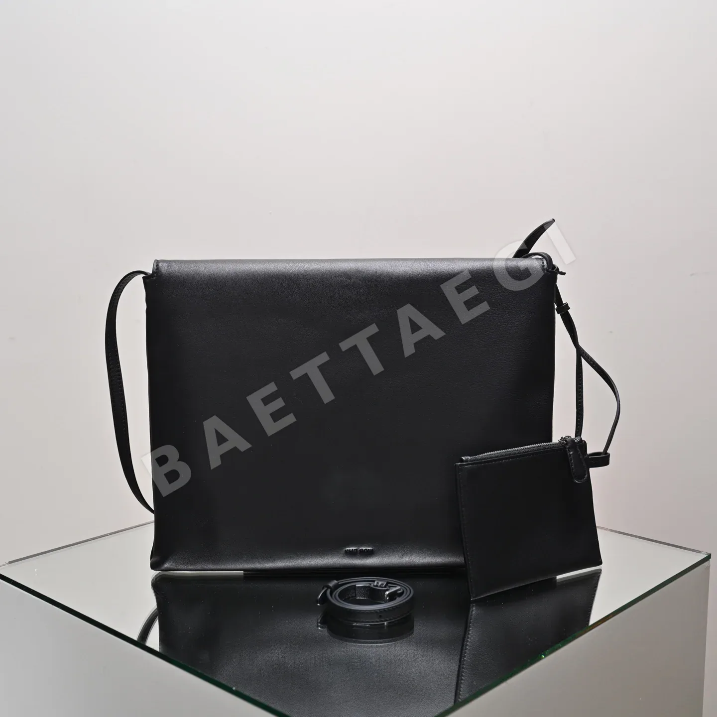 더로우 워터 다이드 램스킨 메신저백 상세 이미지 3