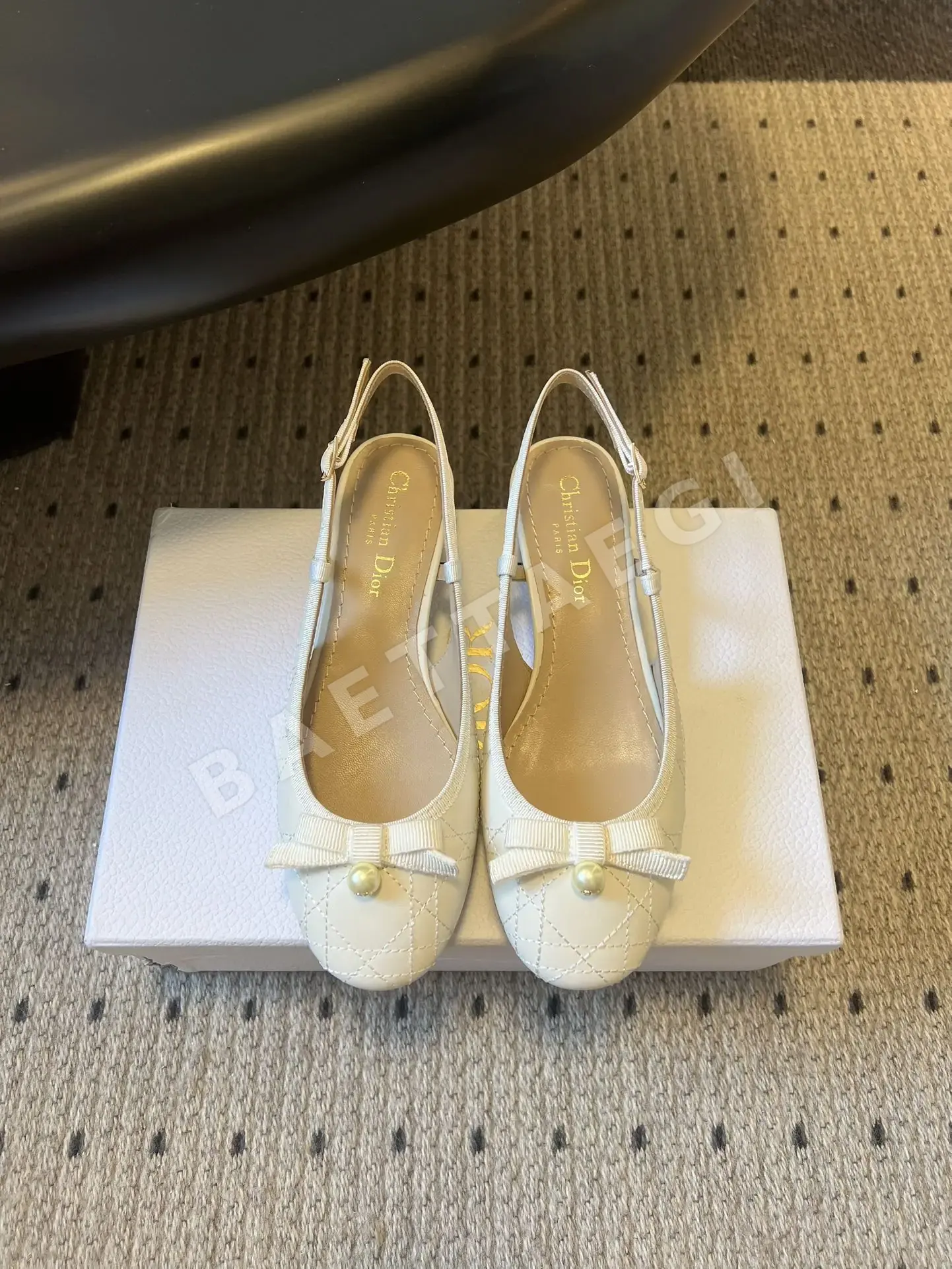 디올 보우 펄 펜던트 스트랩 플랫 샌들 8601