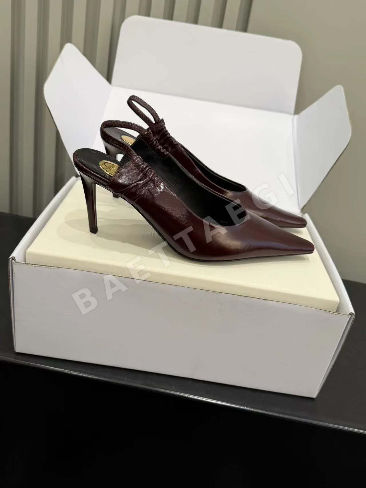 생로랑 YSL 스퀘어 토 오픈 백 샌들 96187