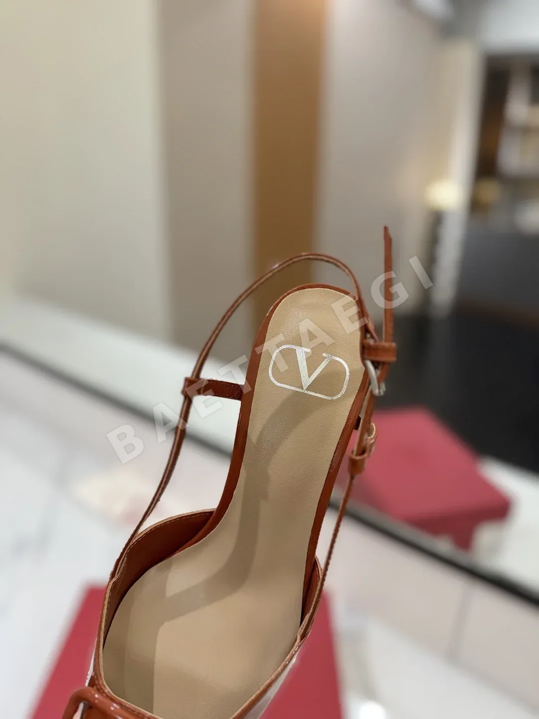 발렌티노 뾰족 앞코 V 버클 샌들 상세 이미지 8