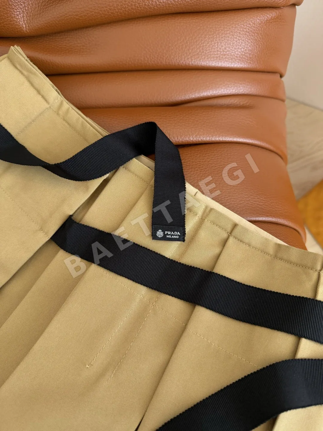 프라다 카키 플리츠 미디 스커트 상세 이미지 4