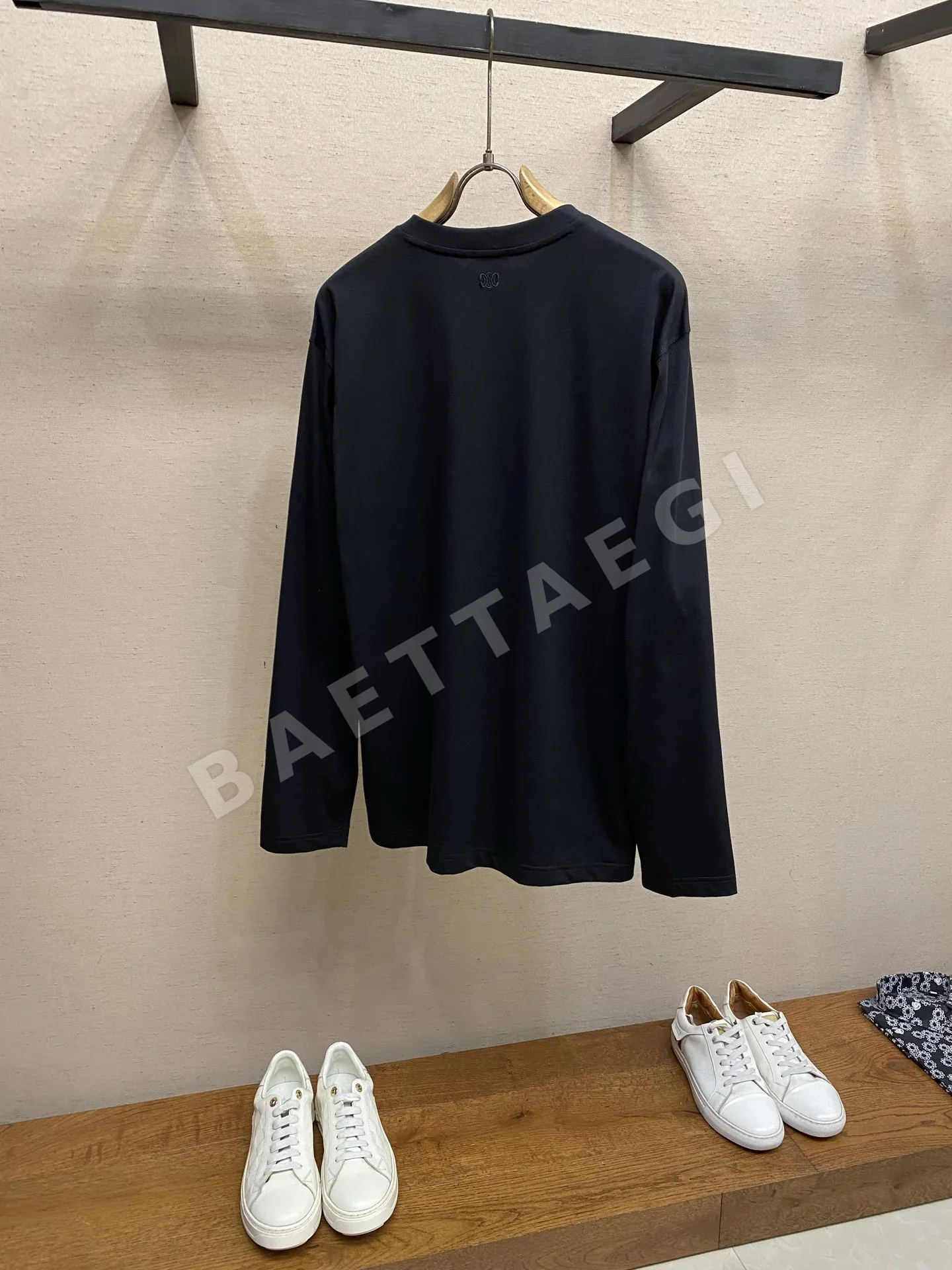 셀린느 미니멀 긴팔 티셔츠 상세 이미지 2