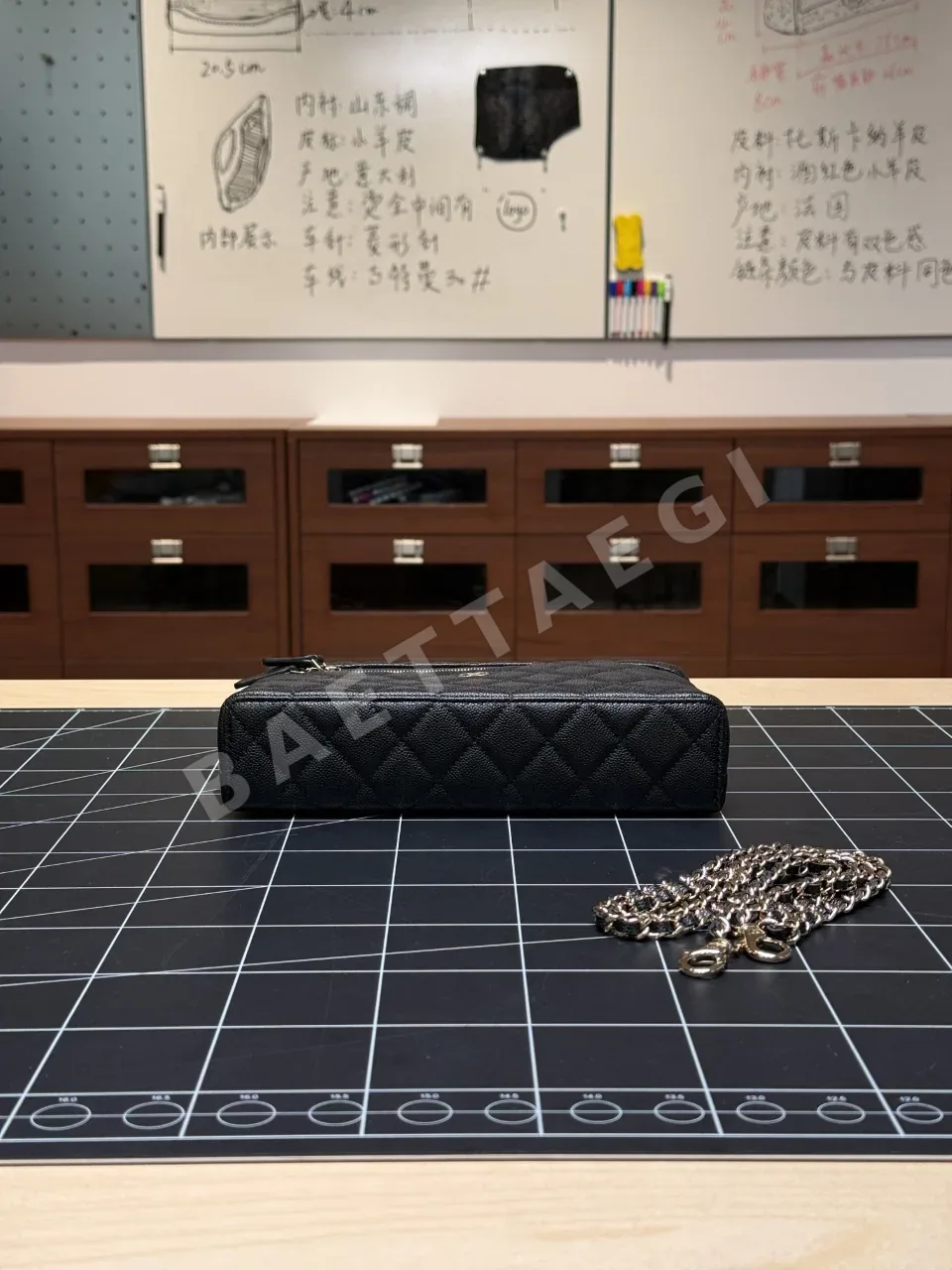 샤넬 26b LP볼 블랙골드 가방 상세 이미지 4