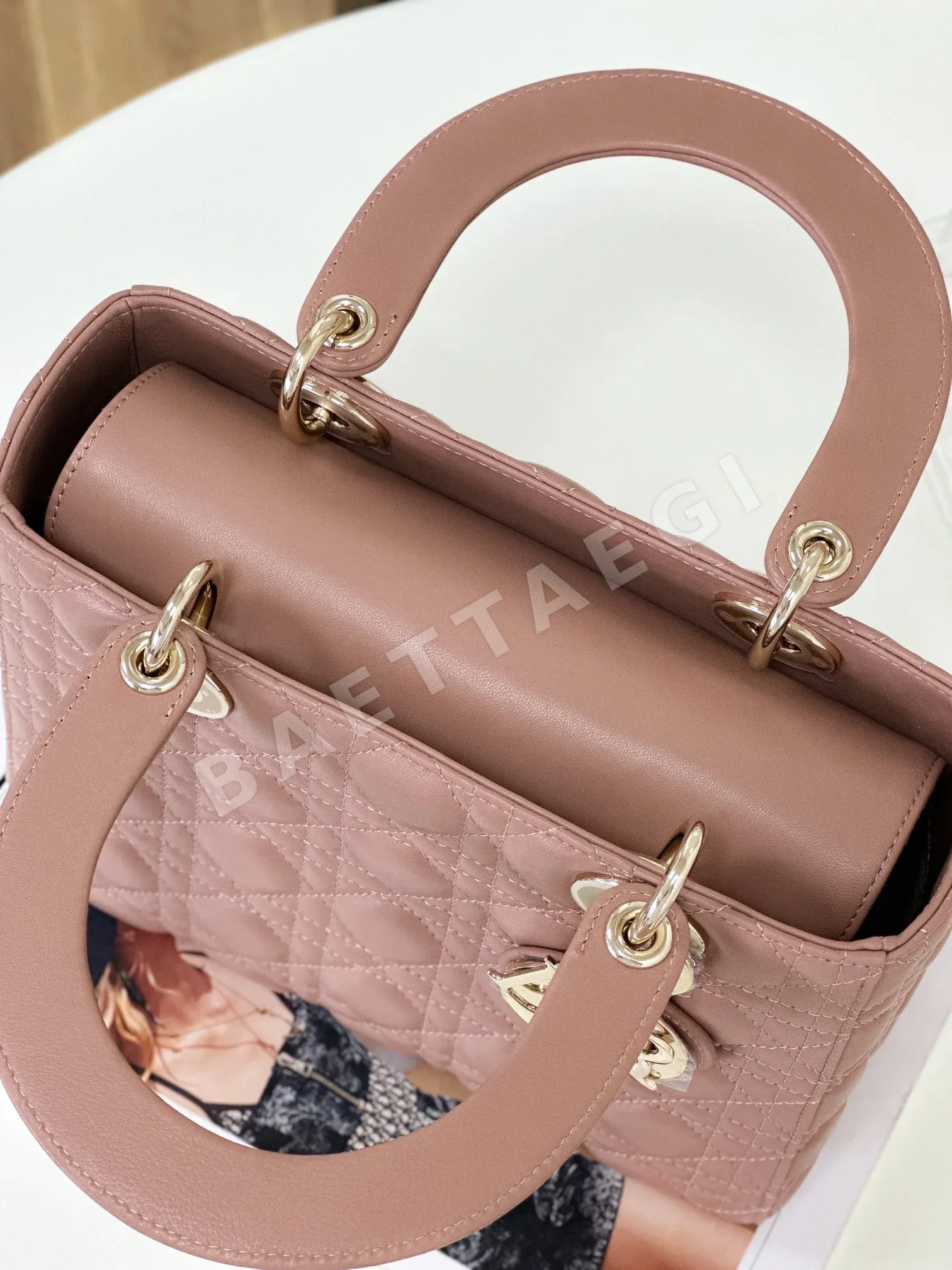 디올 다이아몬드 패턴 가죽 가방 상세 이미지 3
