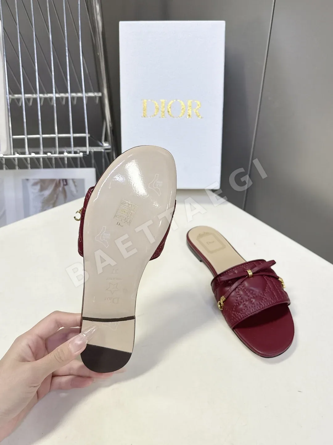 디올 퀼팅 리본 플랫 샌들 상세 이미지 9