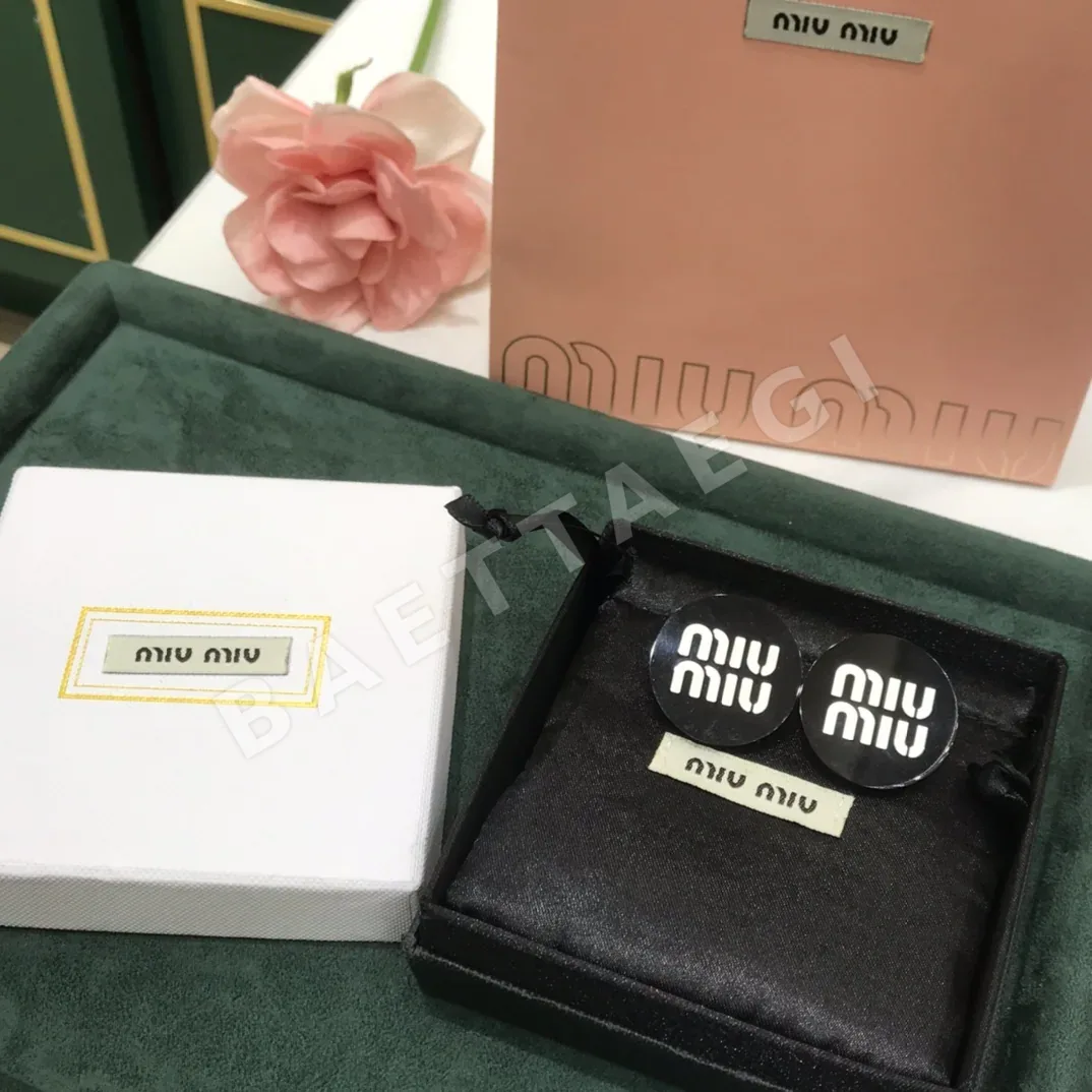 미우미우 블랙 라운드 클립 귀걸이 61225