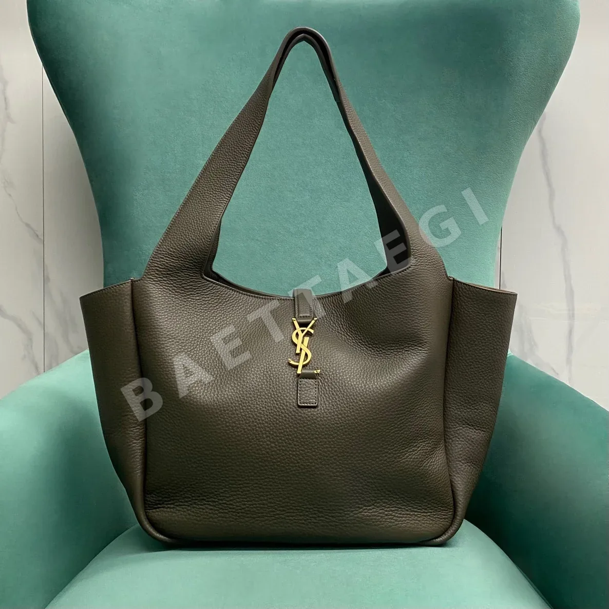 생로랑 YSL Bea 골드 장식 숄더백 763435