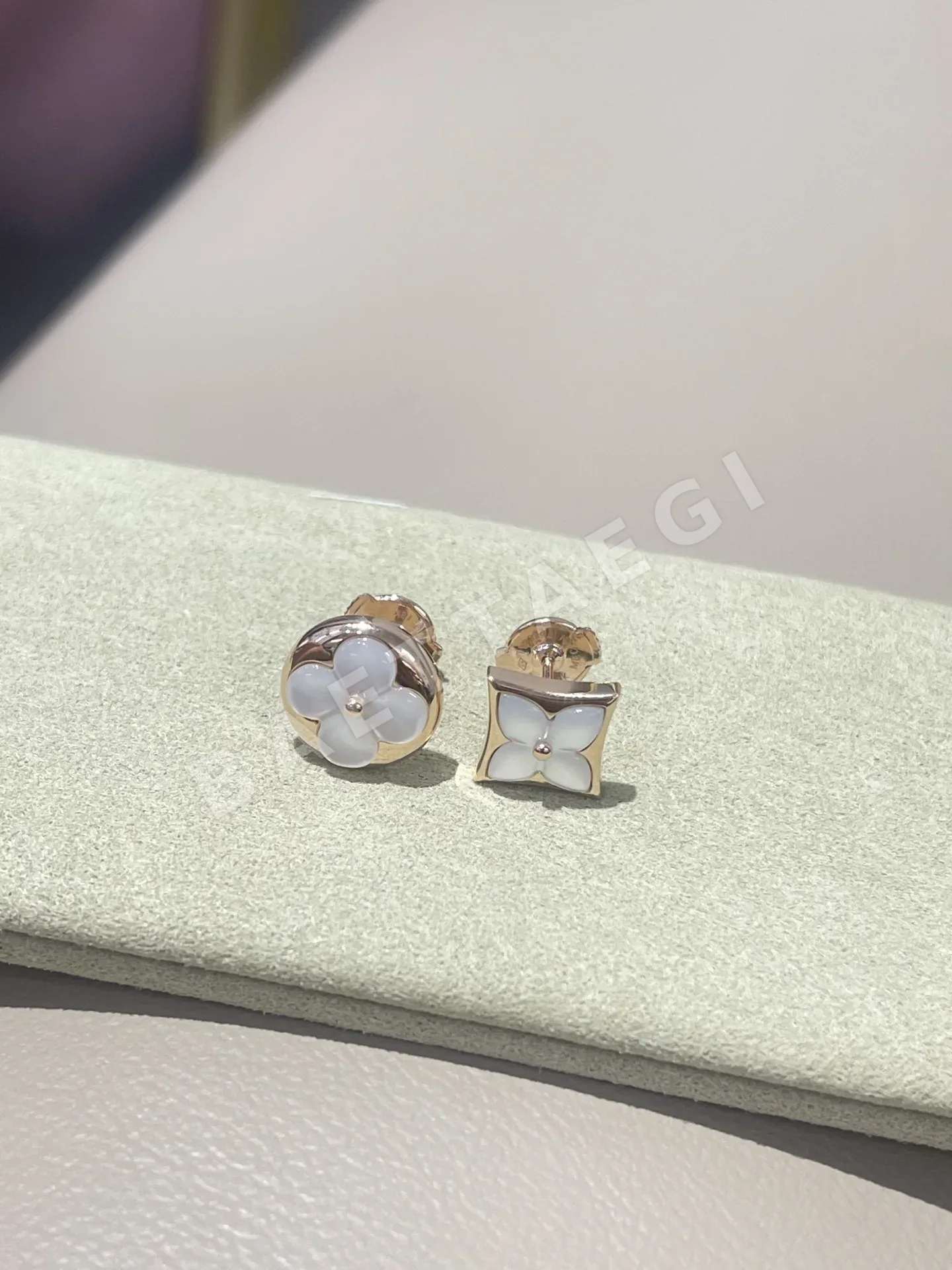 루이비통 18K 골드 화이트 셸 귀걸이 상세 이미지 3