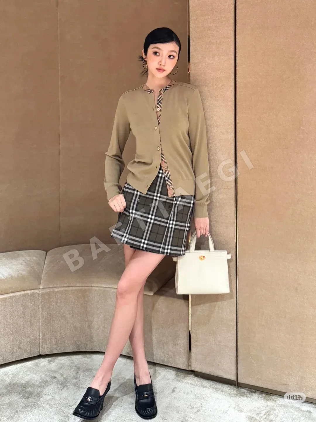 버버리 소가죽 가방 상세 이미지 6
