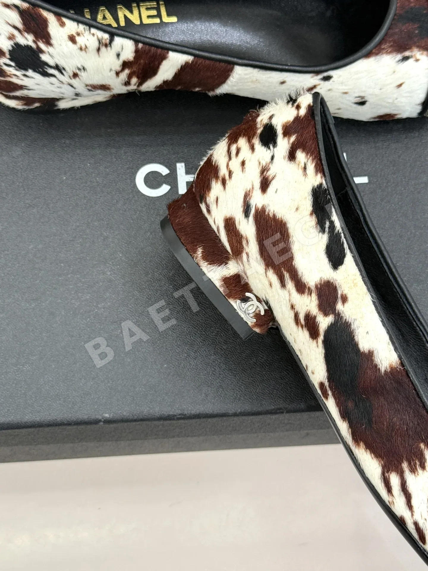 샤넬 더블 C 메탈 버클 포니 헤어 샌들 상세 이미지 6