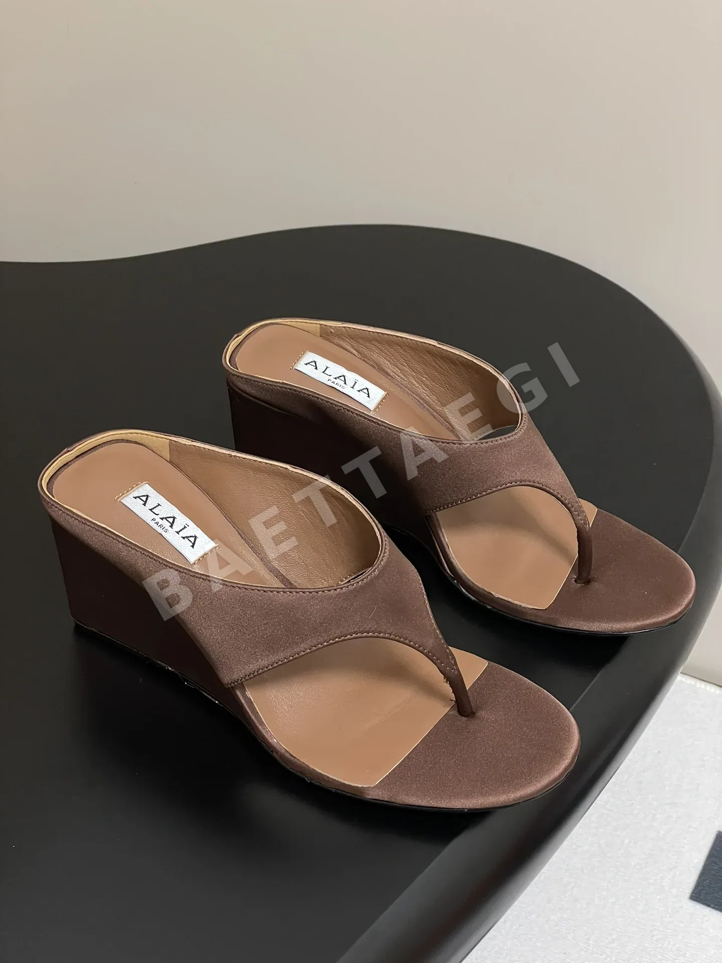 알라이아 큐브 웨지 새틴 뮬 샌들 120613