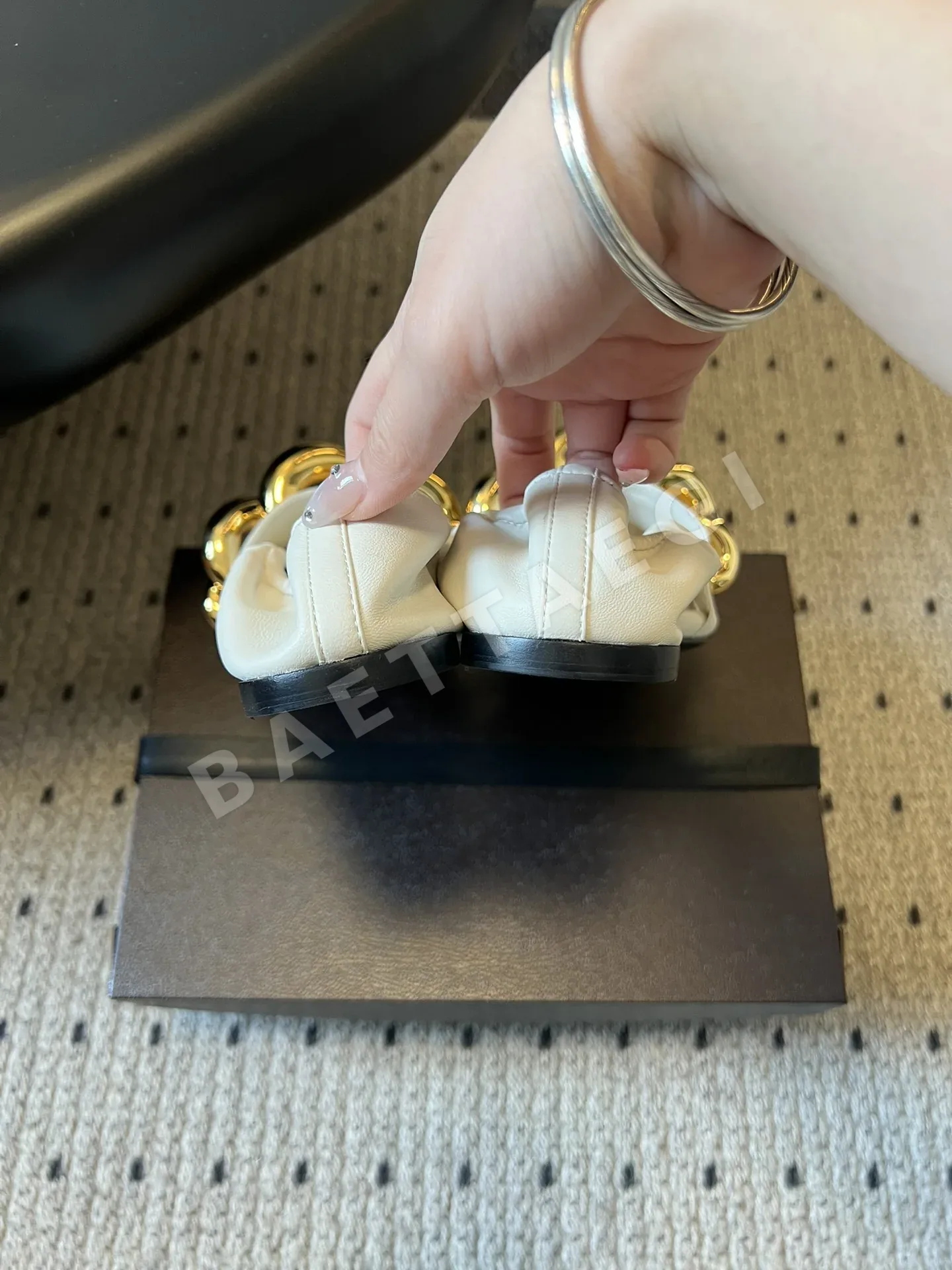 알라이아 램스킨 체인 장식 플랫 슈즈 상세 이미지 6