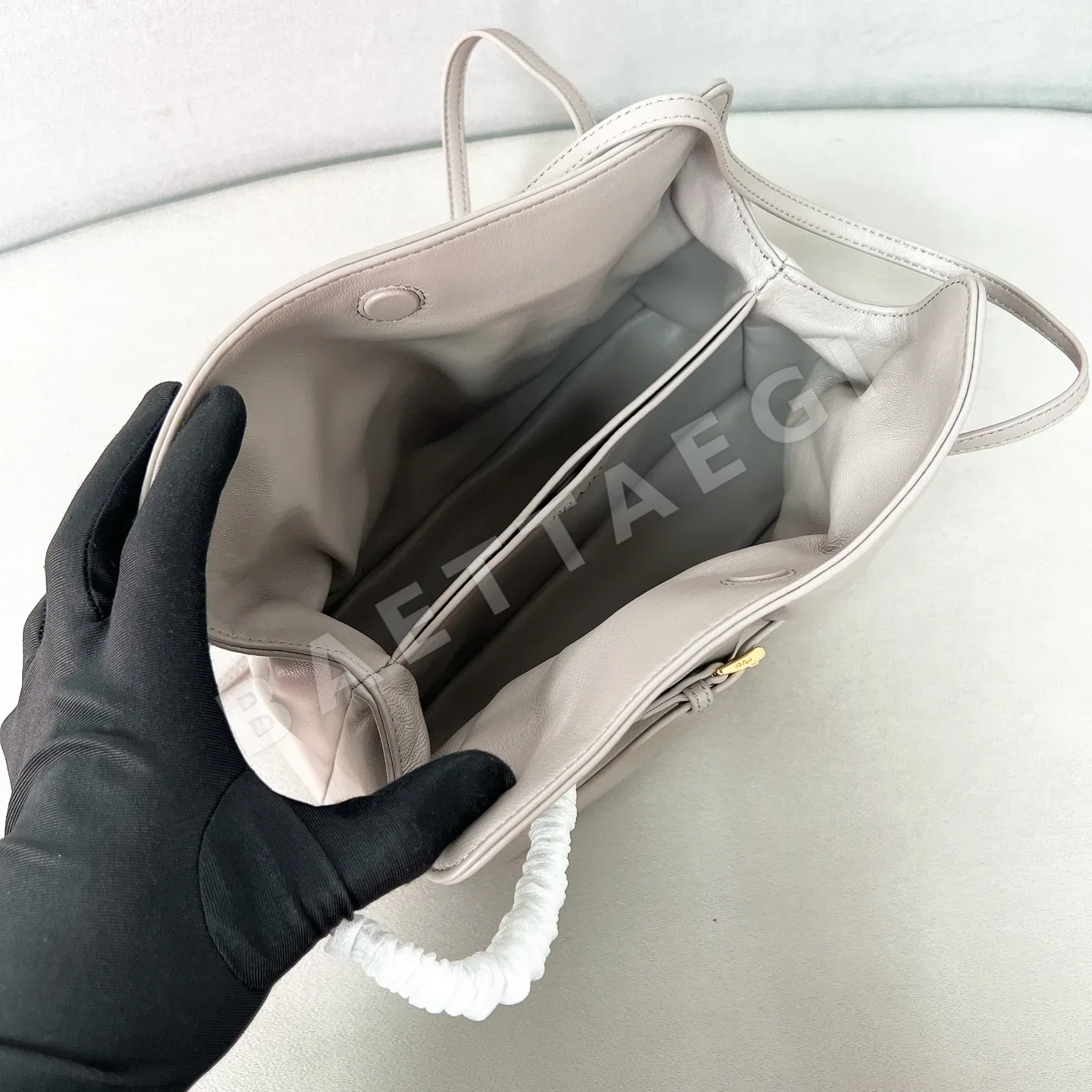 프라다 클라우드 양가죽 토트백 1BG586 상세 이미지 8