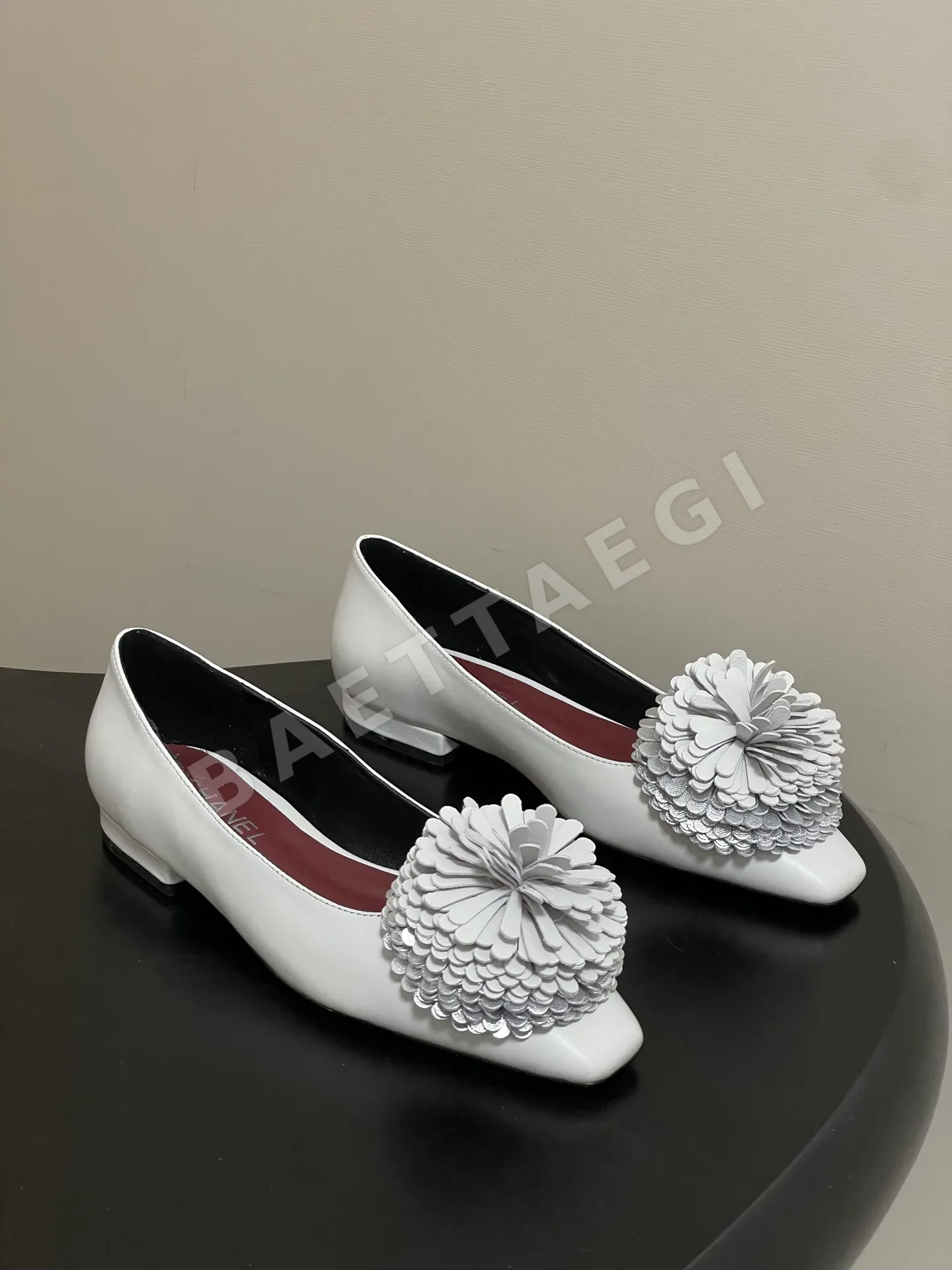 샤넬 카멜리아 백스트랩 플랫 샌들 104974