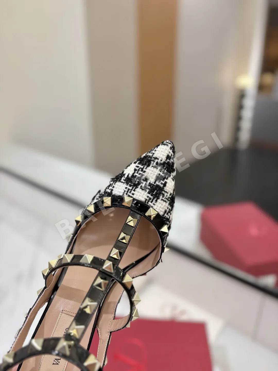 발렌티노 스터드 장식 뾰족코 샌들 상세 이미지 6