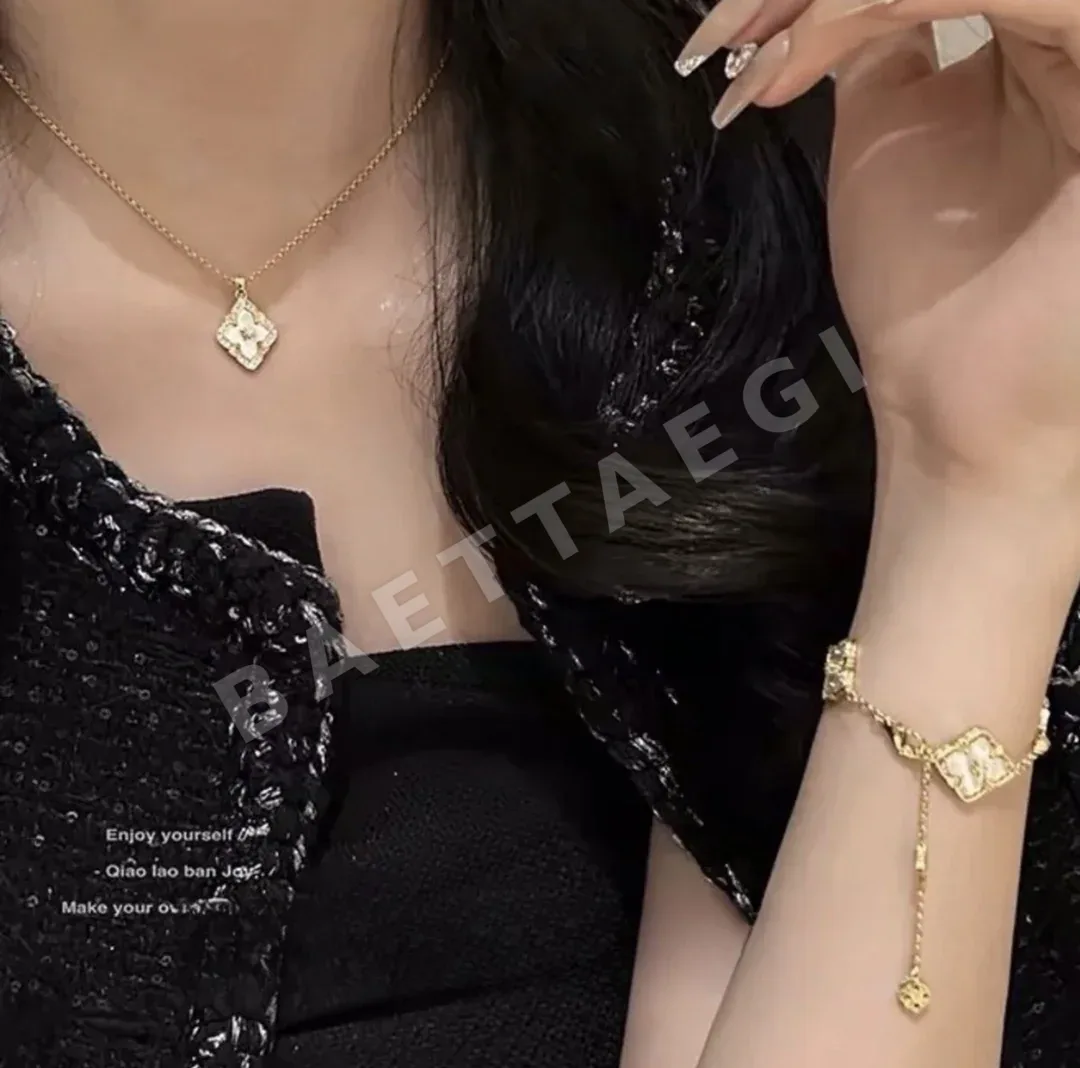 부첼라티 화이트 마더오브펄 꽃 장식 팔찌 상세 이미지 2