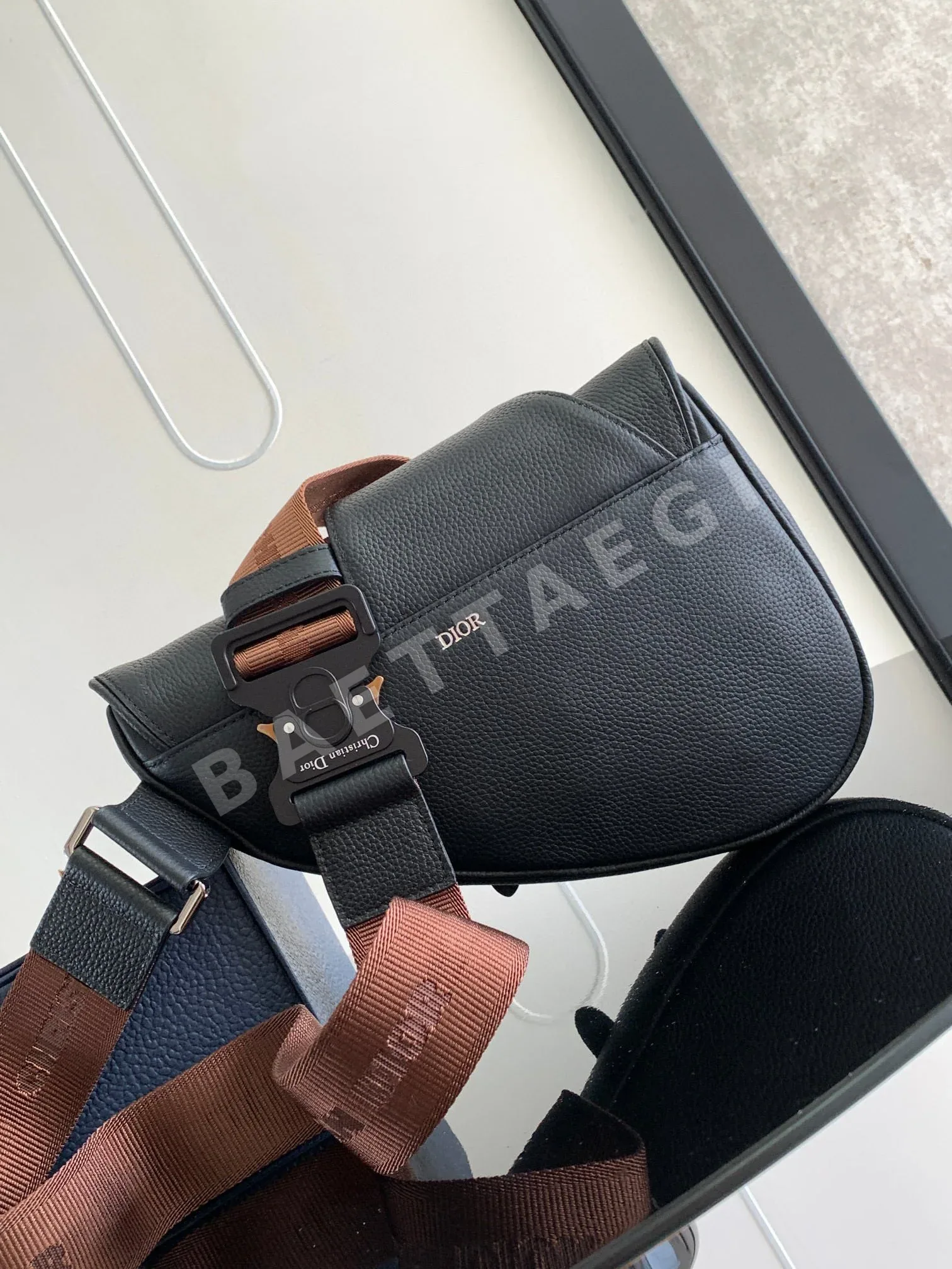 디올 새들 블랙 그레인 카프스킨 가방 상세 이미지 3