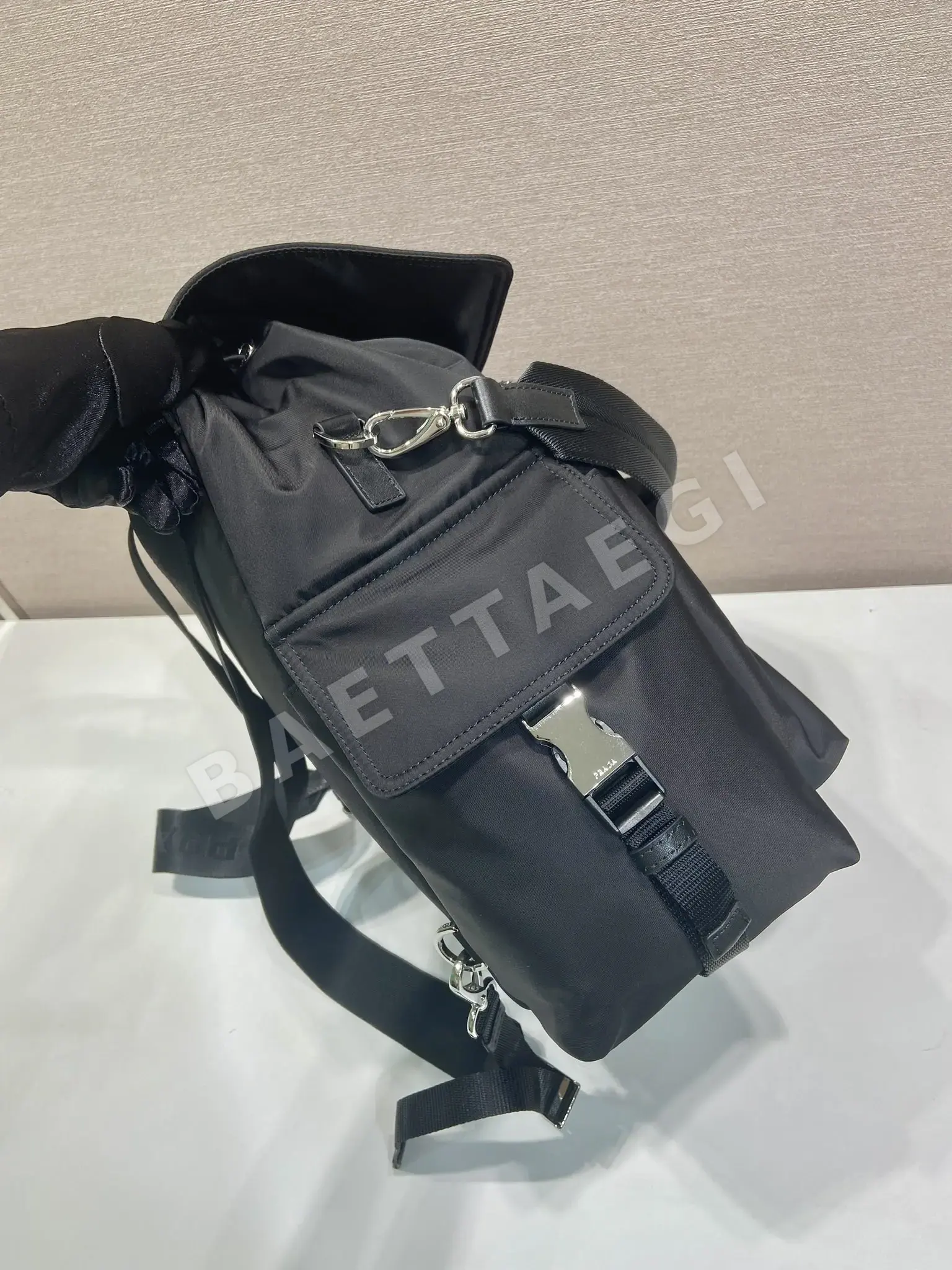 프라다 Explore 멀티포켓 나일론 가방 2VZ118 상세 이미지 5