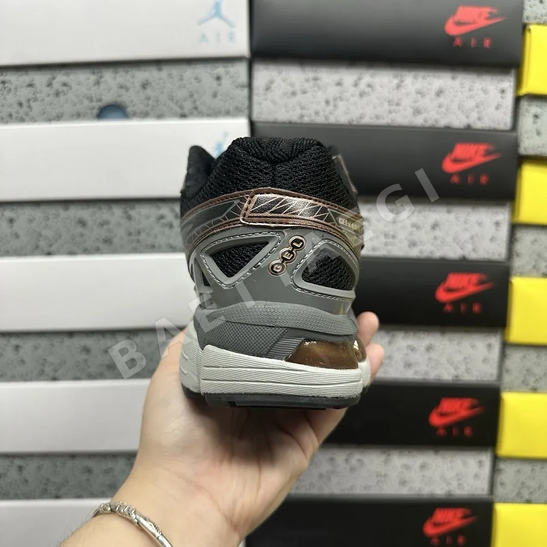 아식스 [KO] 젤 카야노 20 1203A388-002 200447 Asics Gel-Kayano 20 Black Reddish Brown 상세 이미지 5