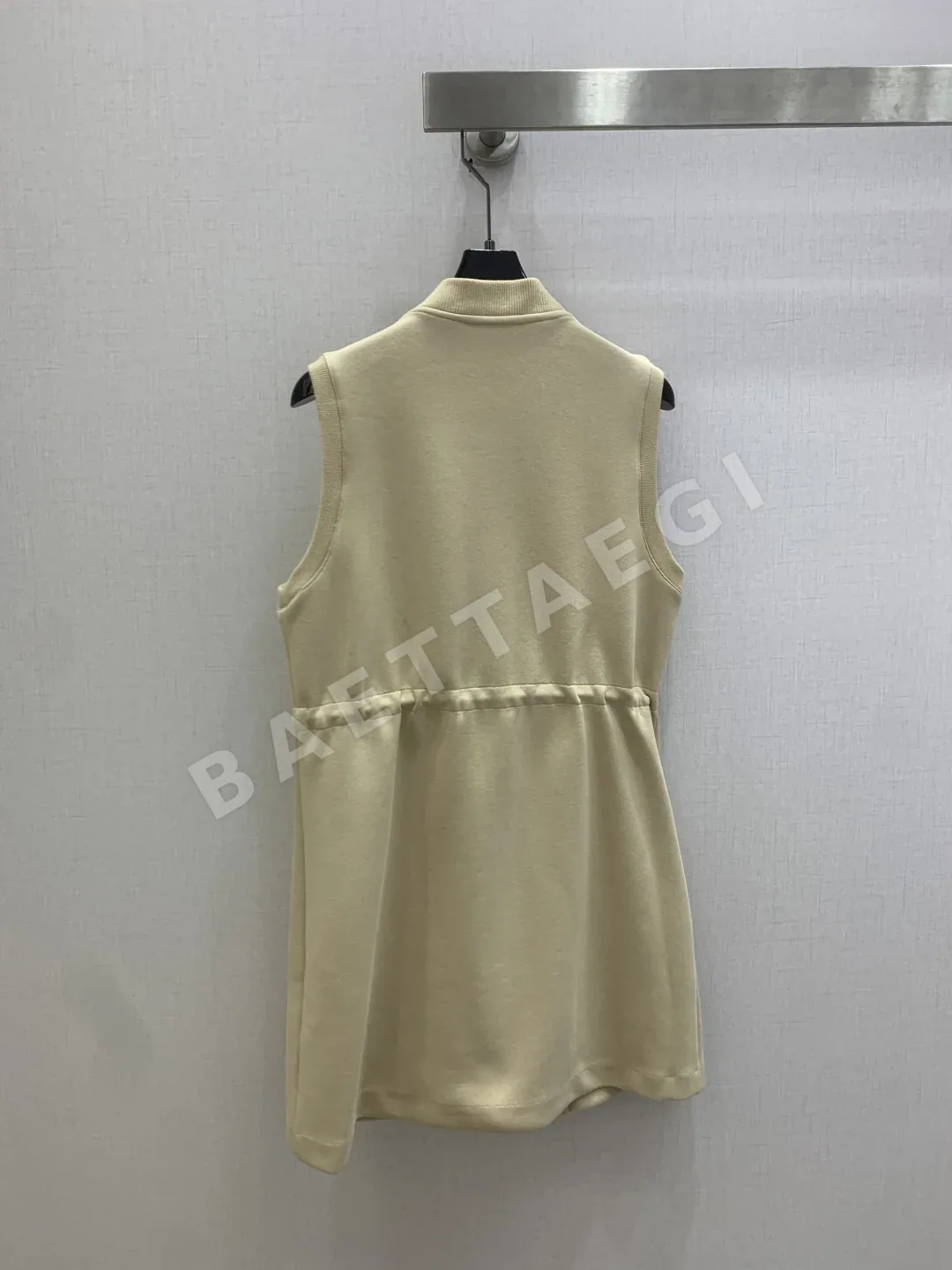 루이비통 베이지 로고 패치워크 포켓 민소매 원피스 상세 이미지 7