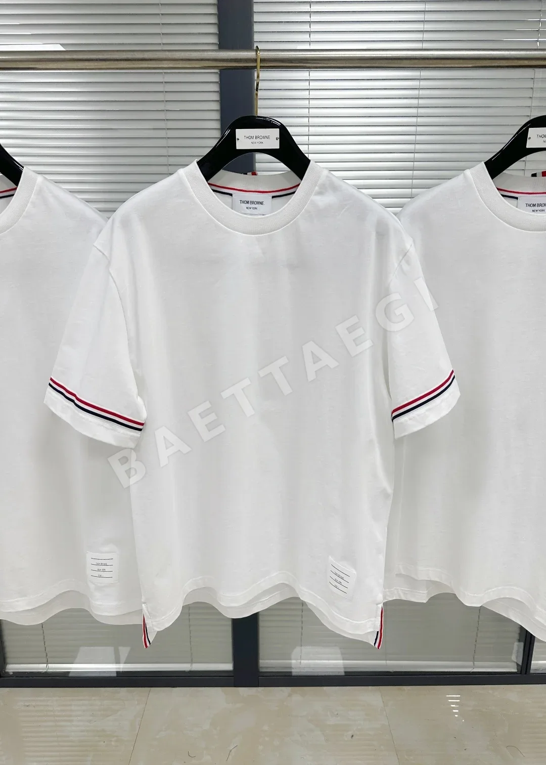 톰브라운 3색 카라 스트라이프 반팔 티셔츠 상세 이미지 3