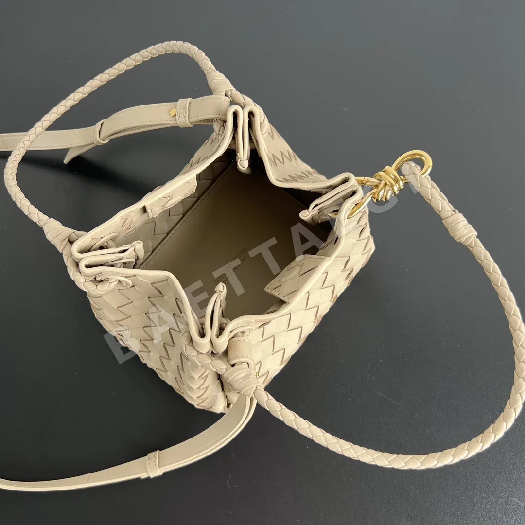 보테가베네타 파라슈트 스몰 인트레치아토 가죽 숄더백 상세 이미지 5
