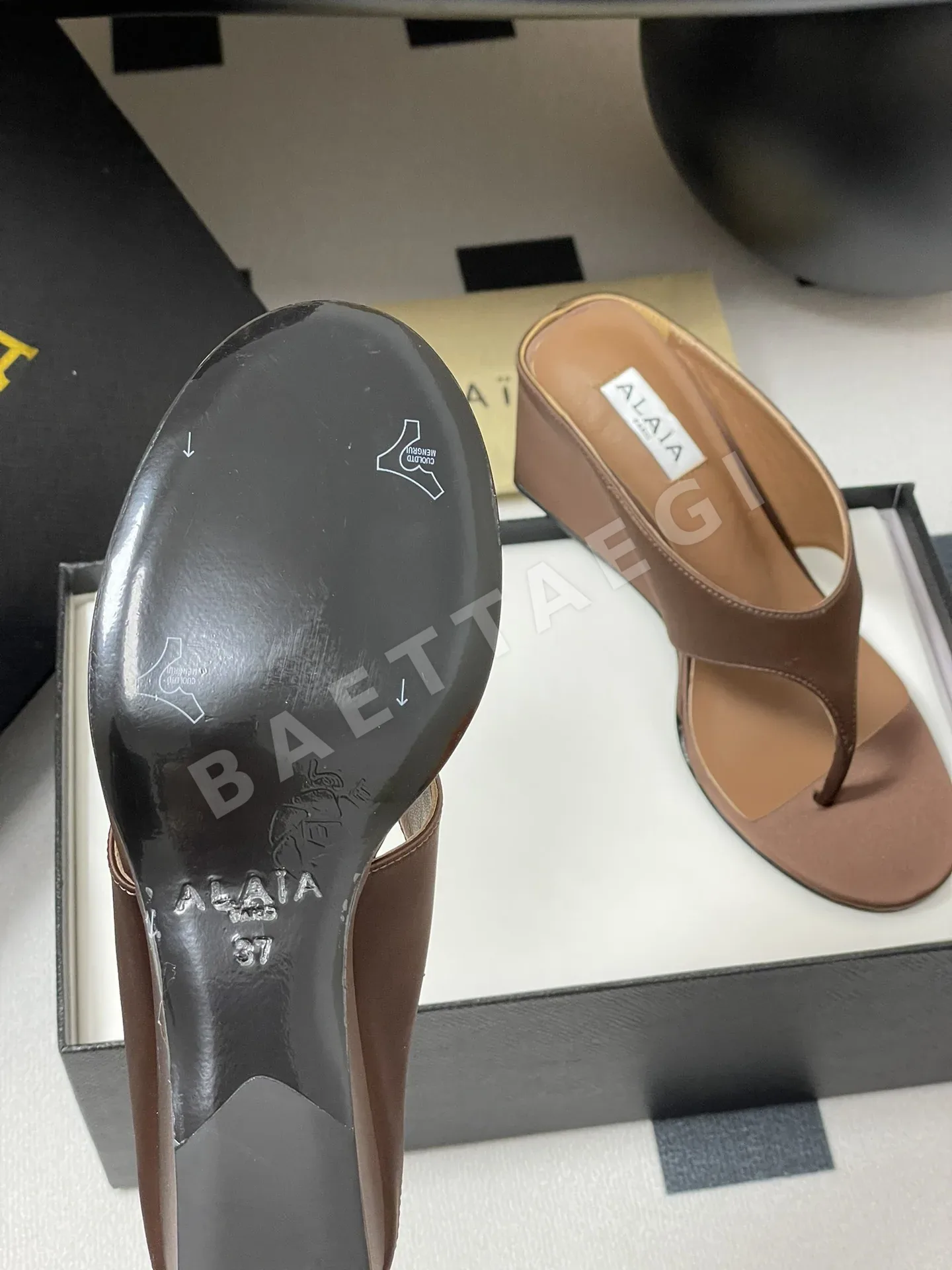 알라이아 큐브 웨지 새틴 뮬 샌들 상세 이미지 9