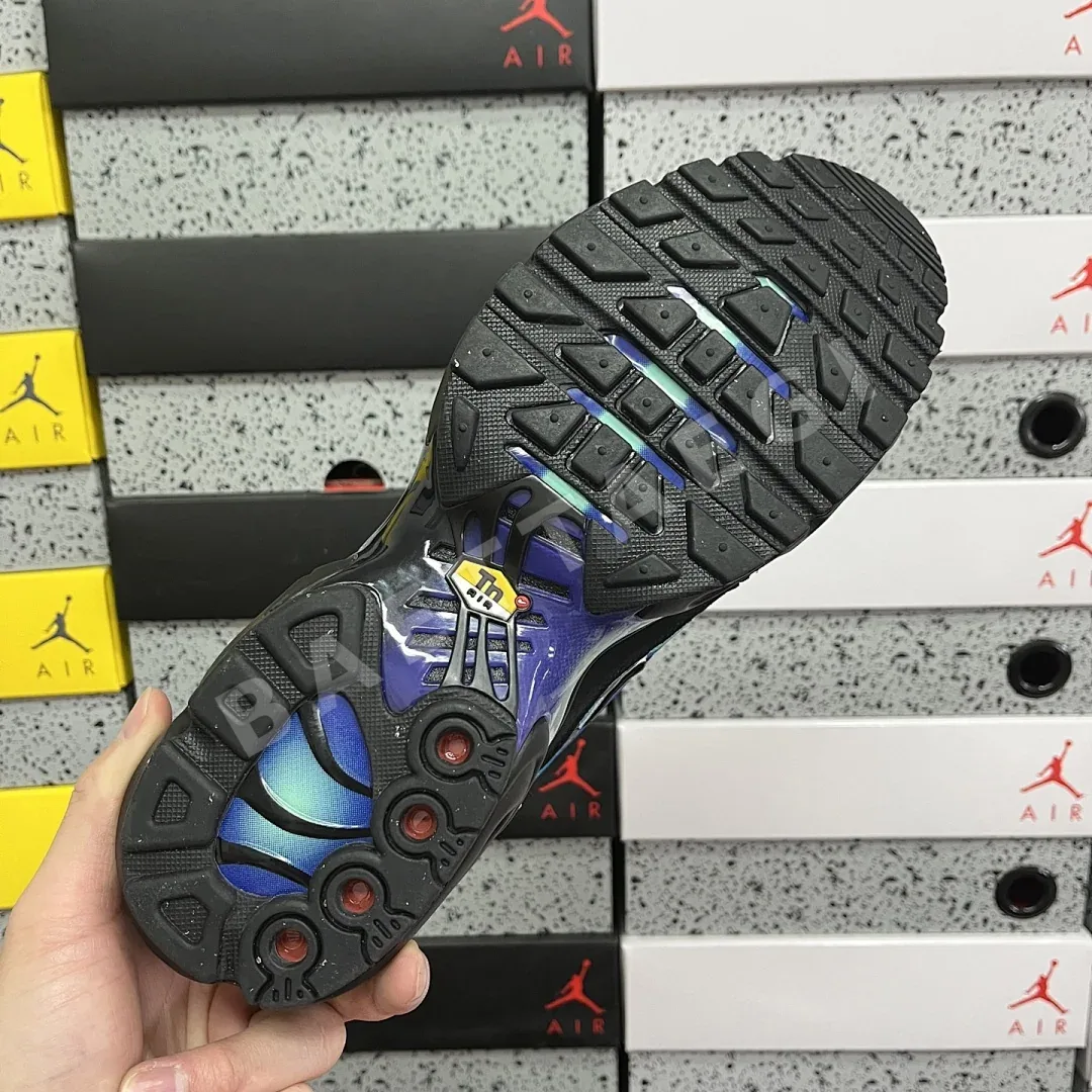 나이키 [DF] 에어 맥스 플러스 DZ4509-001 201078 Nike Air Max Plus Black Blue Red 상세 이미지 4