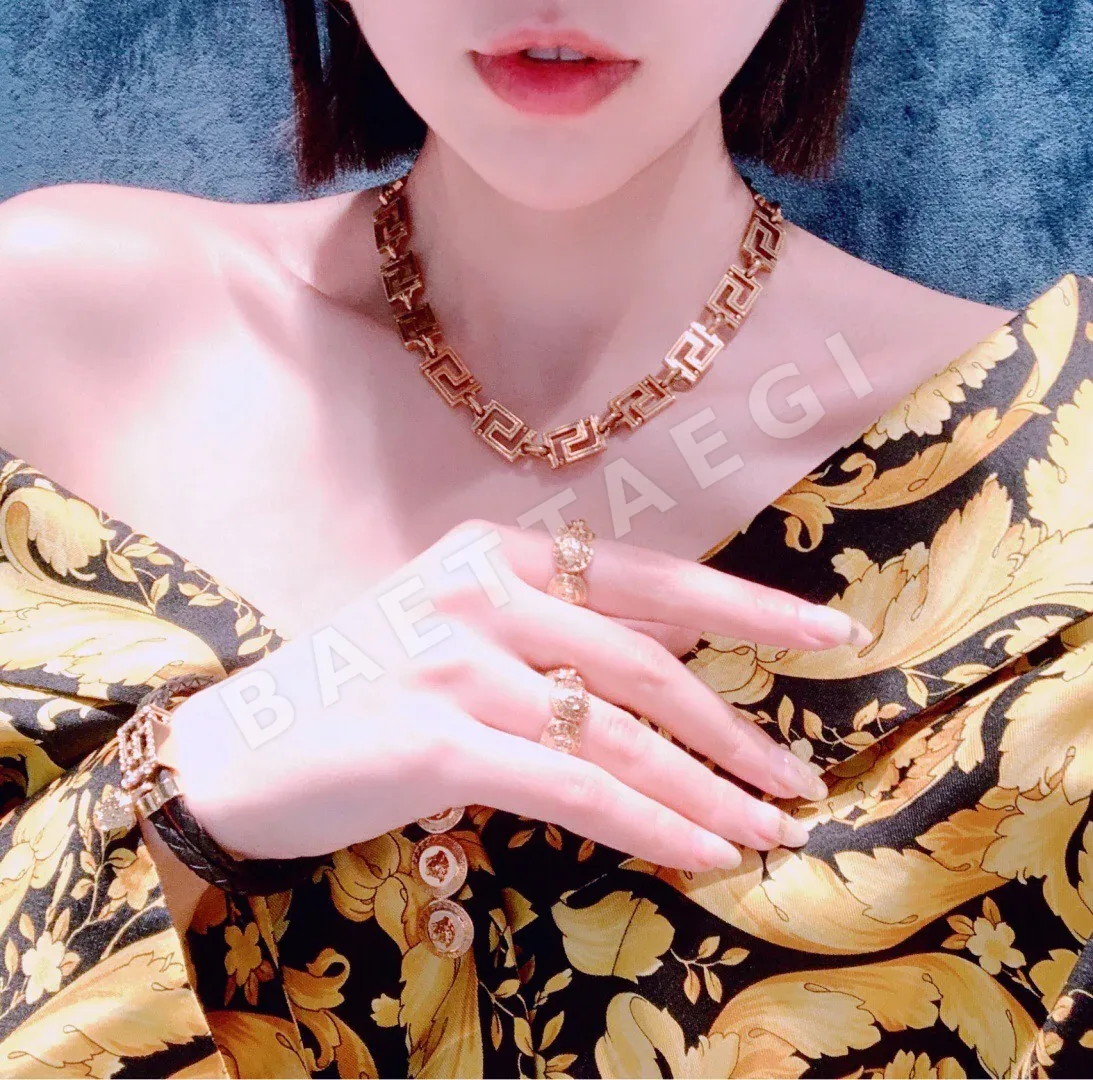 베르사체 메두사 로고 황동 목걸이 상세 이미지 4