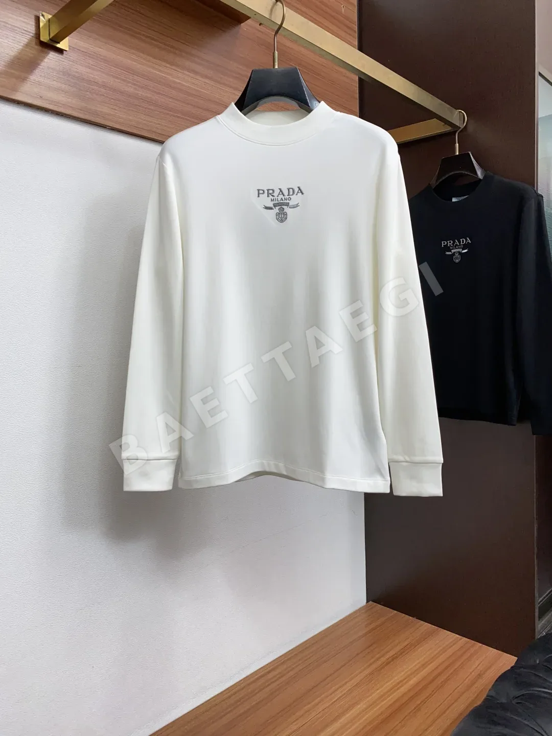 프라다 라운드넥 자수 긴팔 티셔츠 196989
