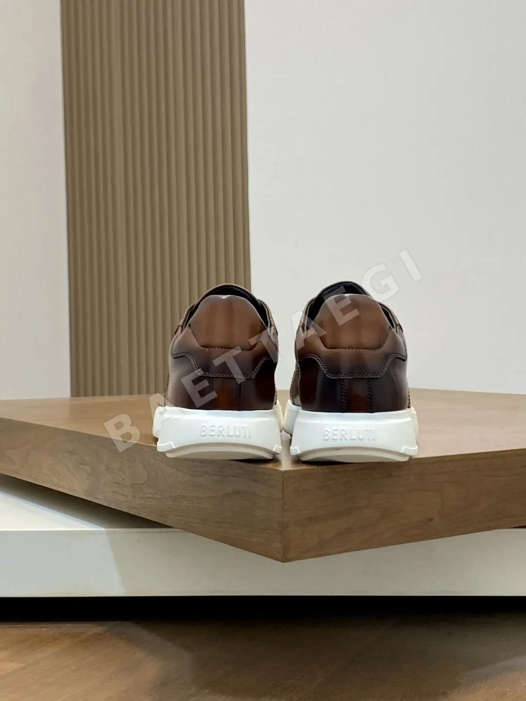 벨루티 소가죽 스크릿 패턴 로우컷 신발 상세 이미지 8