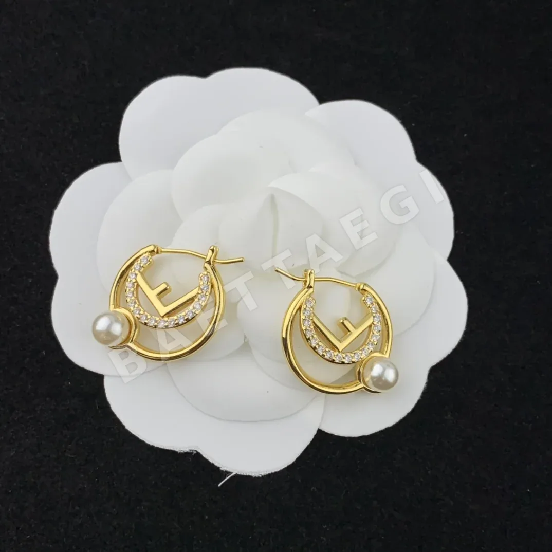 펜디 진주 장식 큐빅 귀걸이 71412
