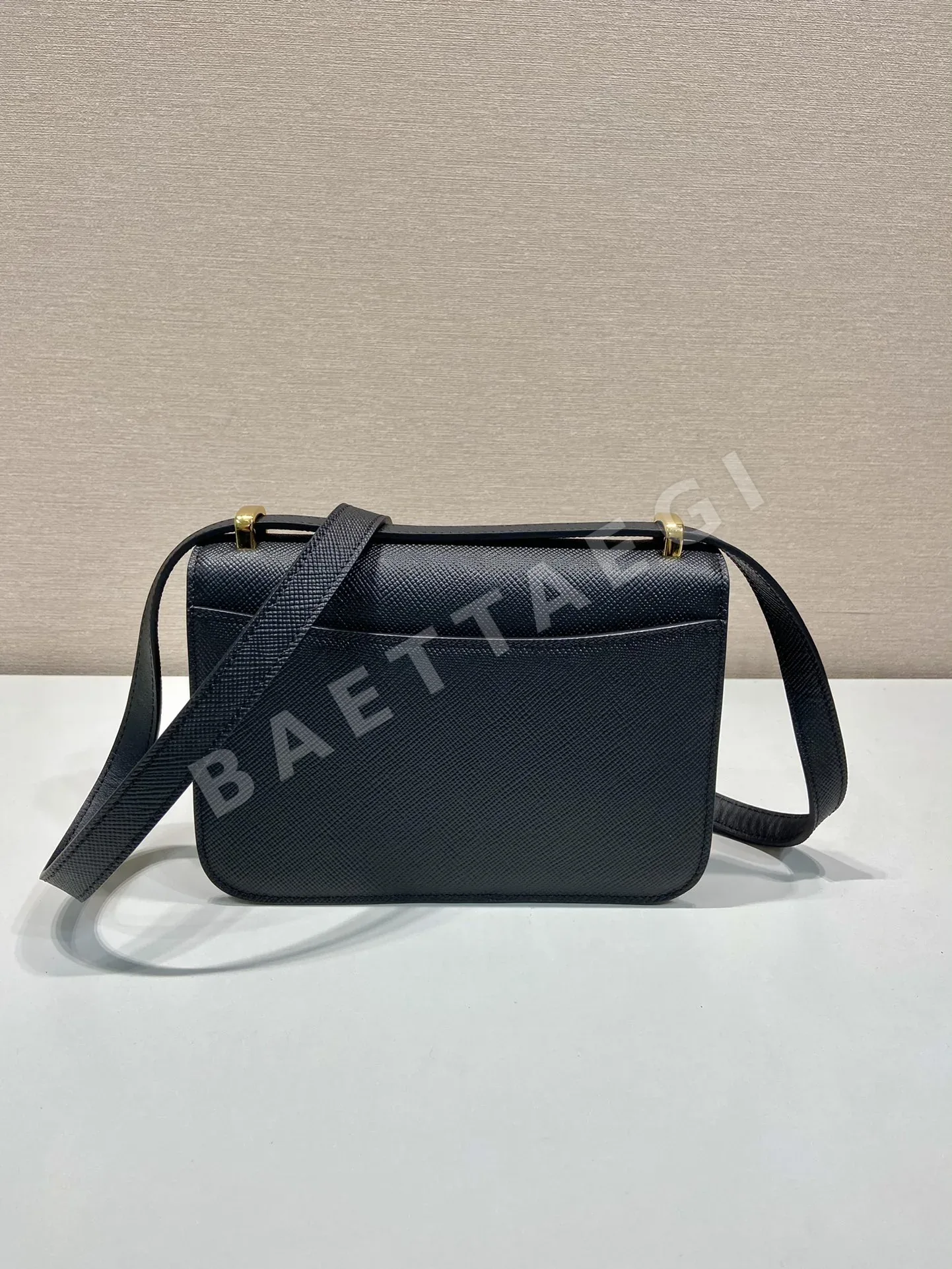 프라다 삼각 퀼팅 카프스킨 숄더백 1BD320 상세 이미지 5