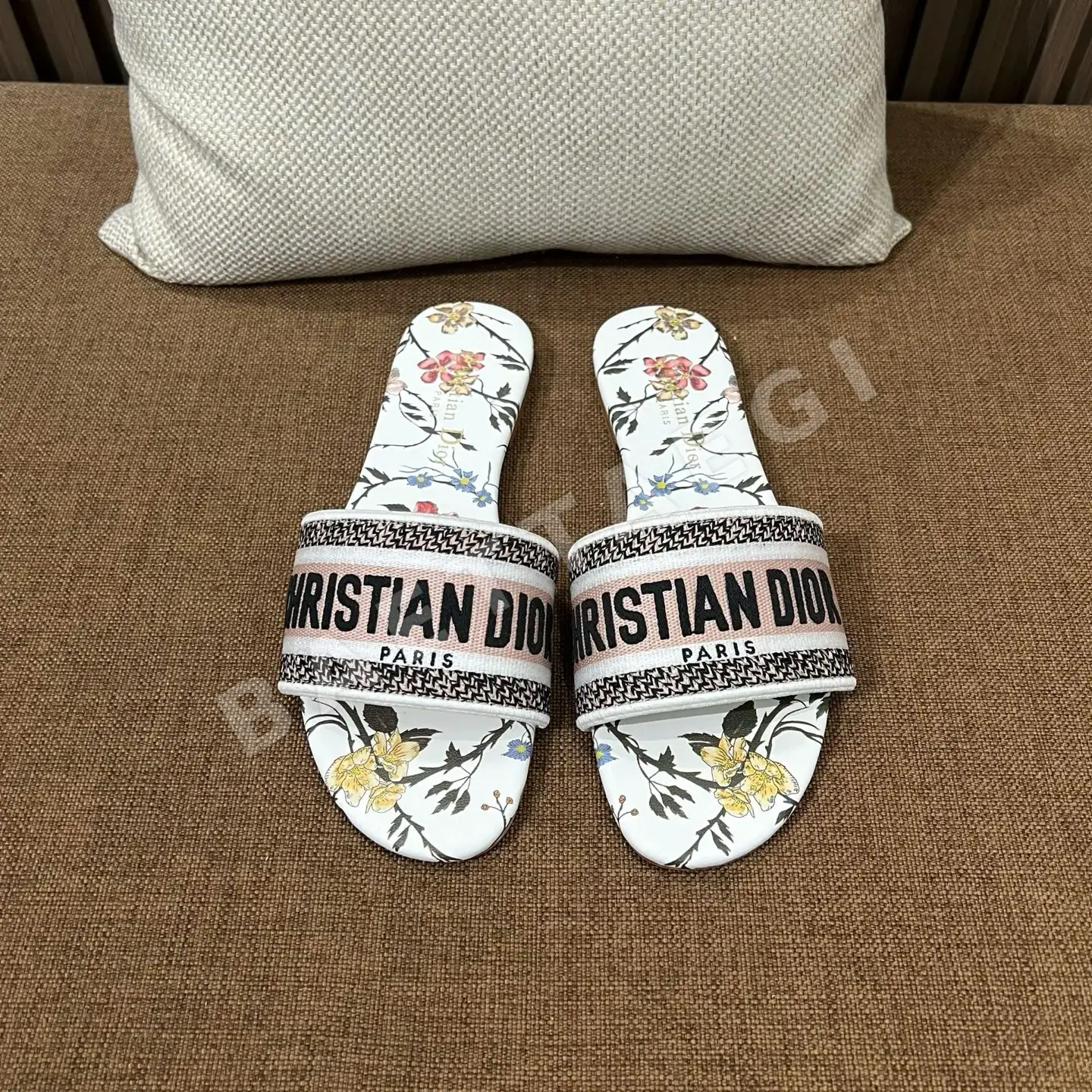 디올 자수 캔버스 샌들 상세 이미지 3