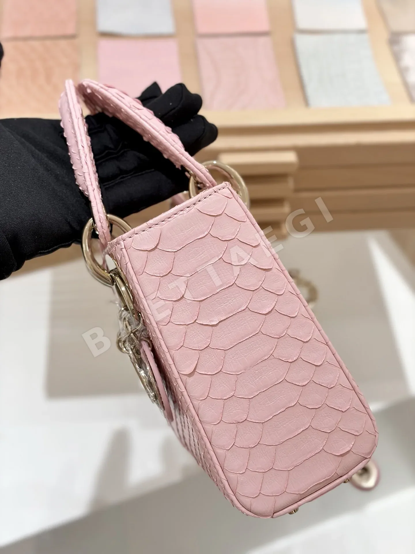 디올 스네이크스킨 베리 파우더 가방 상세 이미지 6