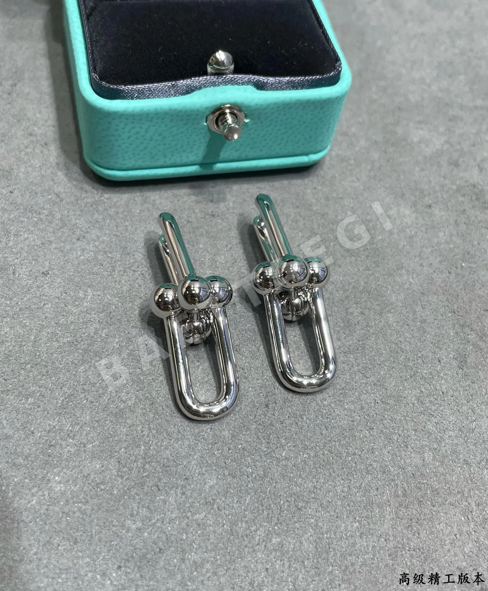 티파니 더블 링 말굽 버클 귀걸이 상세 이미지 3