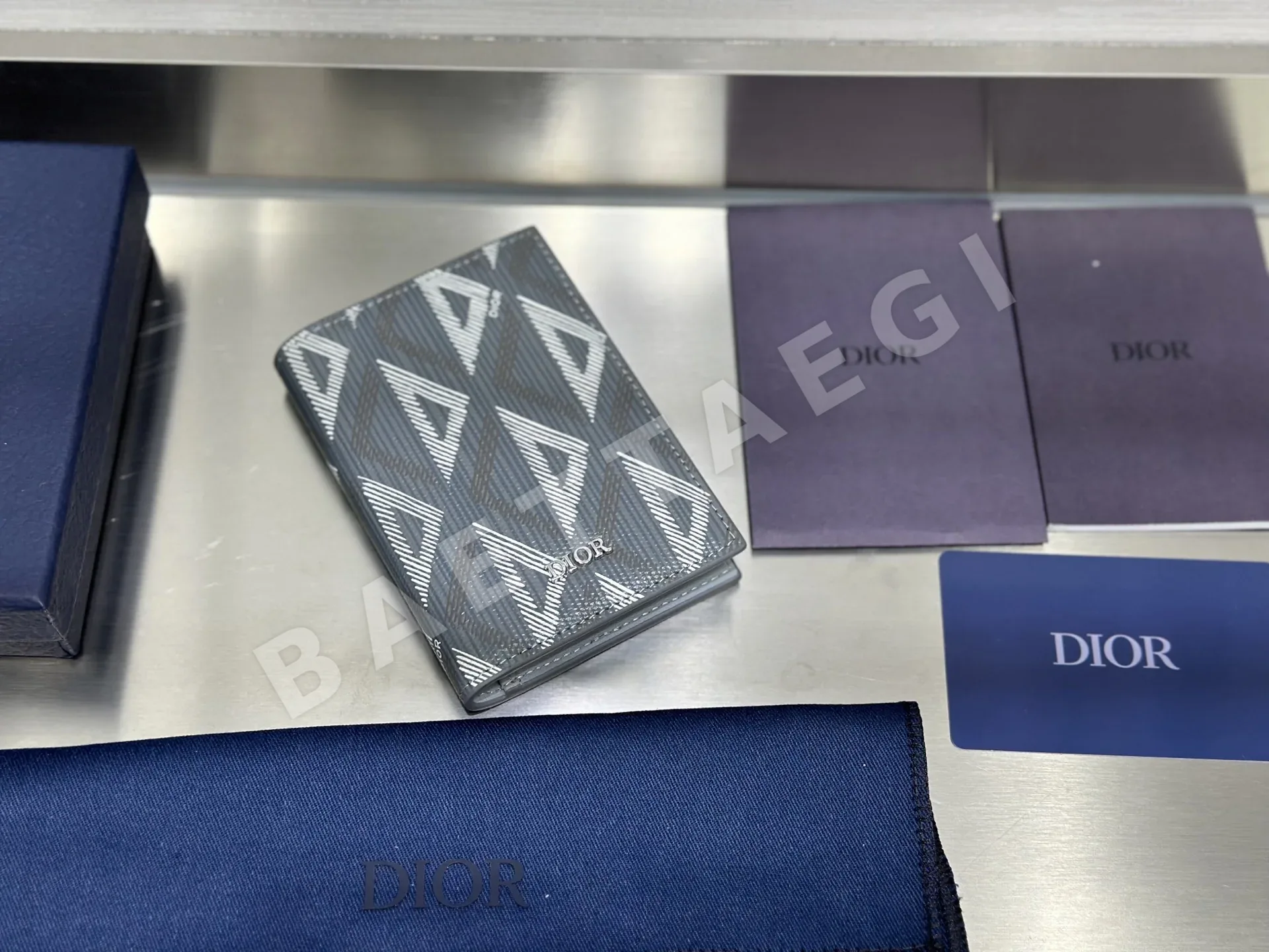 디올 CD 로고 블랙 카프스킨 세로형 2단 카드지갑 상세 이미지 1