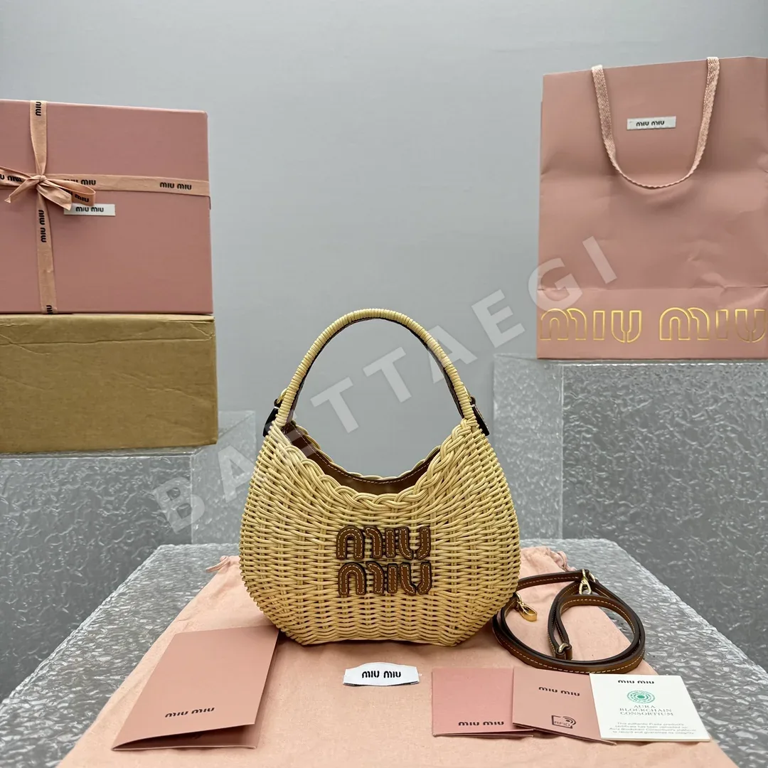 미우미우 스트로우 라탄 핸드백 68226