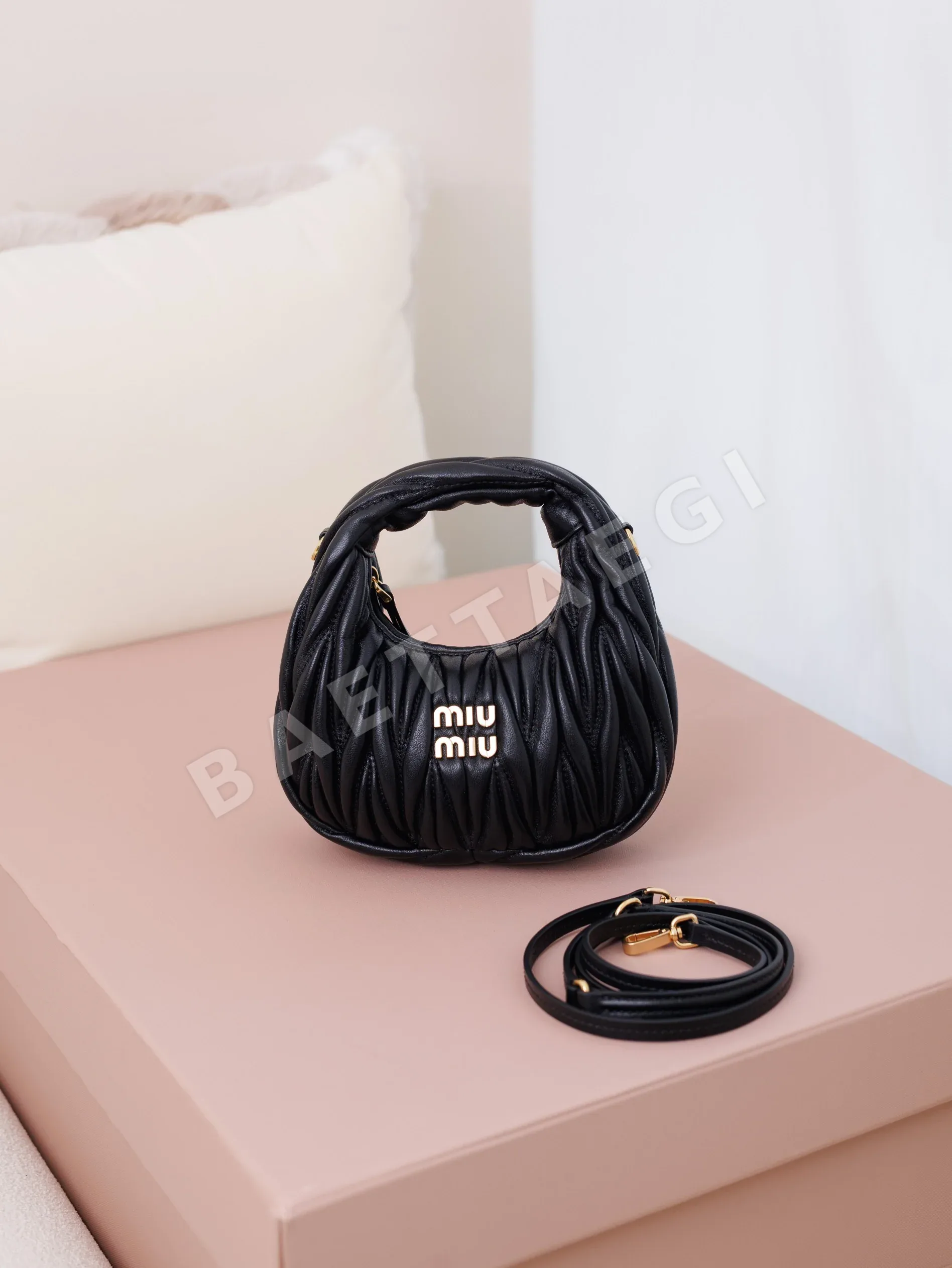 미우미우 원더 미니 램스킨 핸드백 68743