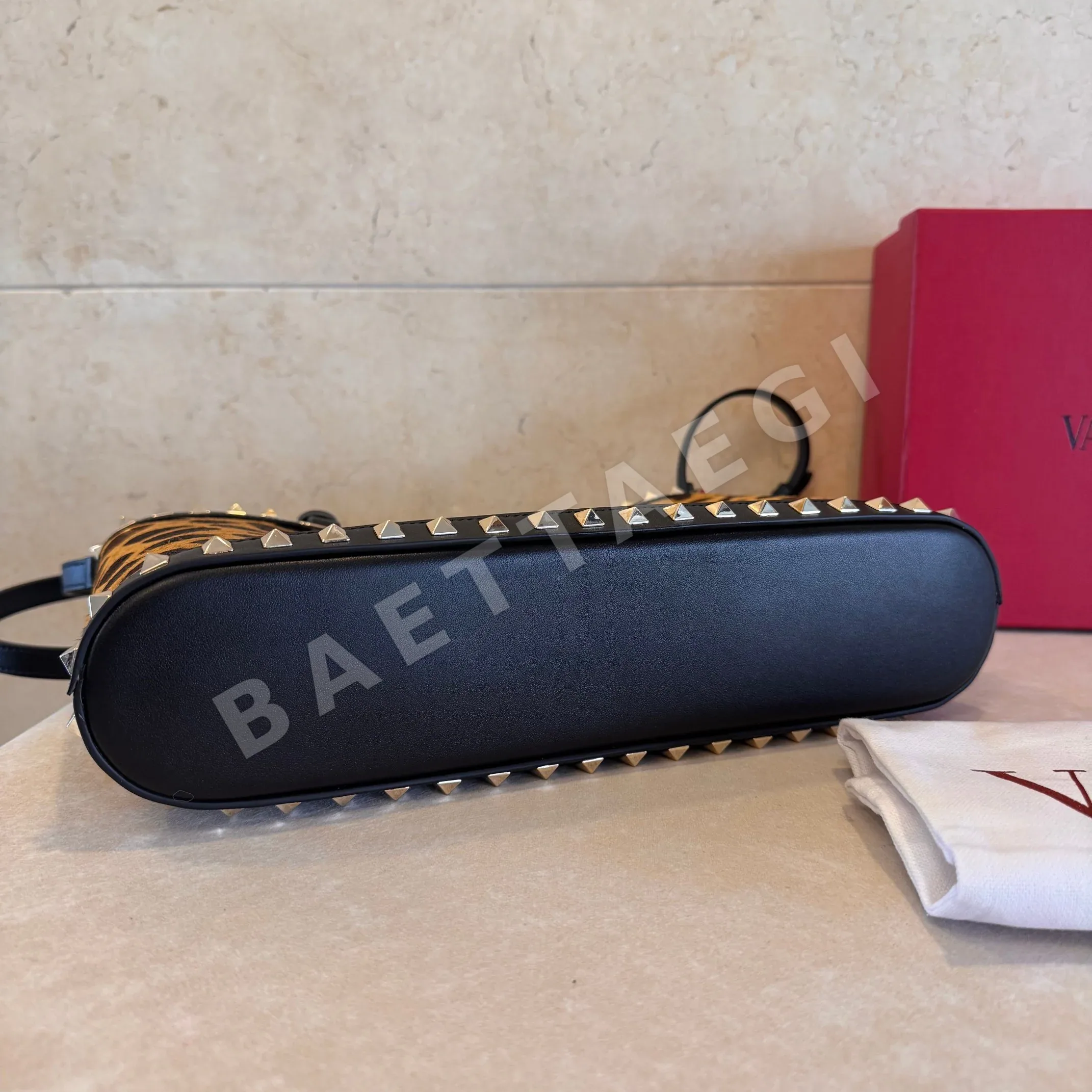 발렌티노 가라바니 락스터드 카프스킨 크로스백 상세 이미지 5