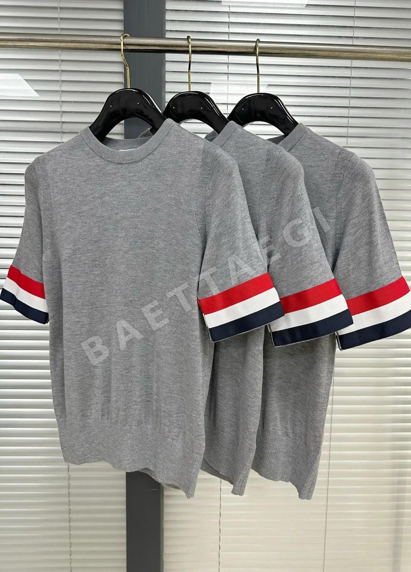 톰브라운 아이스 실크 반팔 티셔츠 상세 이미지 5