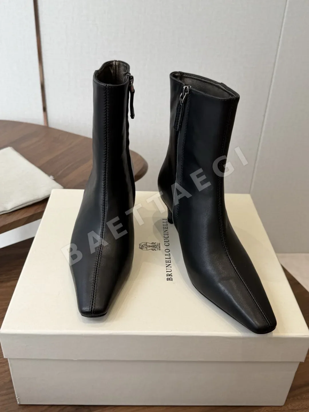 브루넬로쿠치넬리 포인티드 토 스틸레토 힐 미드카프 부츠 상세 이미지 3