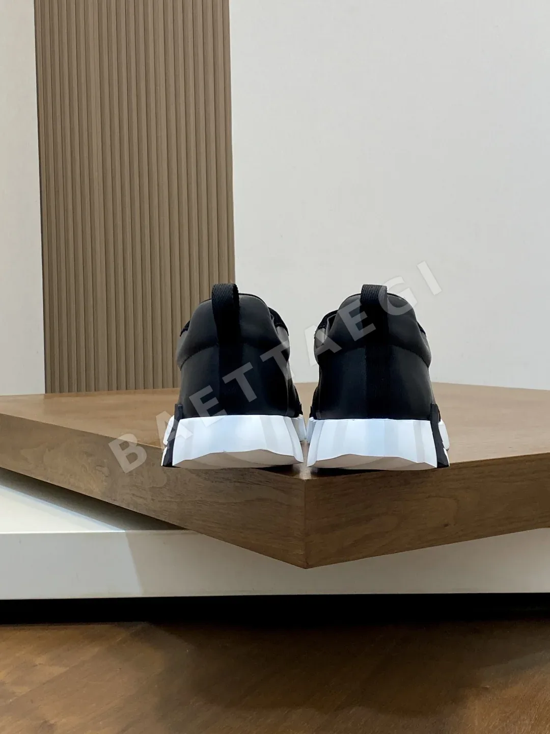 에르메스 바운싱 스니커즈 블랙 가죽 대조 패턴 고무 인서트 상세 이미지 8