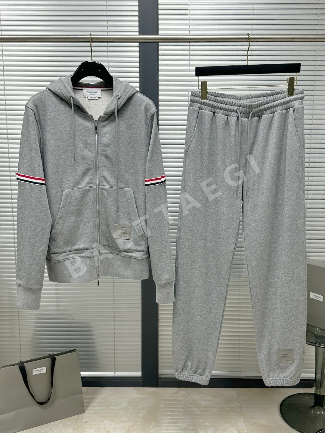 톰브라운 심플 가죽 라벨 후드 재킷 긴팔 상세 이미지 8