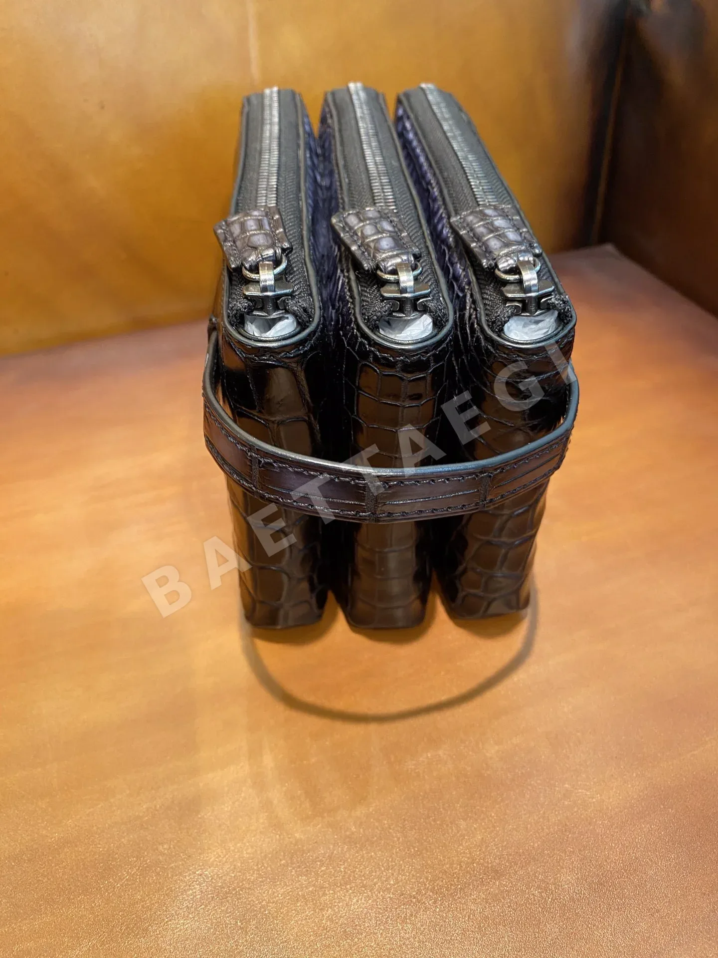 벨루티 크로커다일 가죽 클러치백 상세 이미지 4
