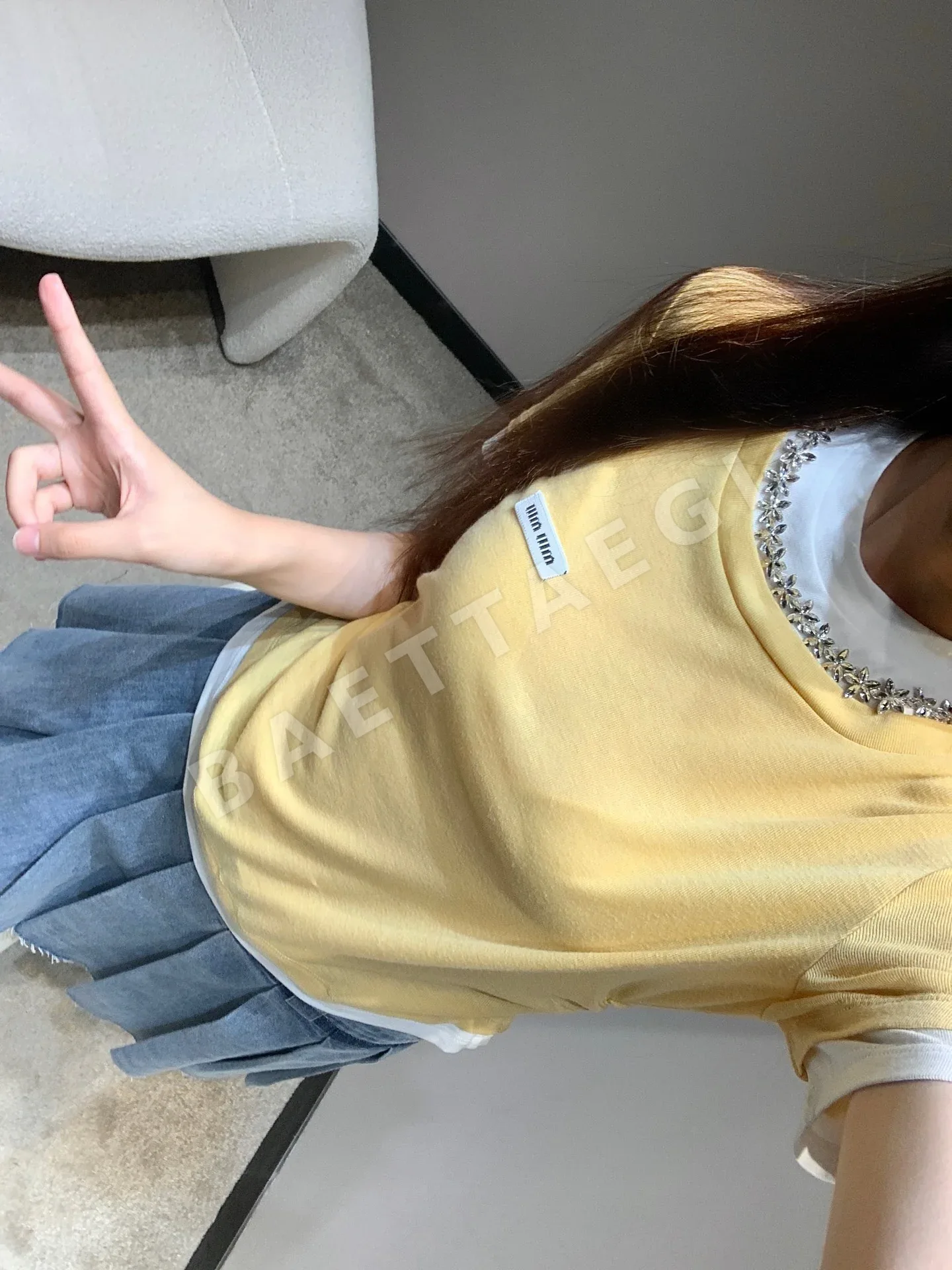 미우미우 라인스톤 넥 페이크 투피스 슬림핏 반팔 티셔츠 상세 이미지 5