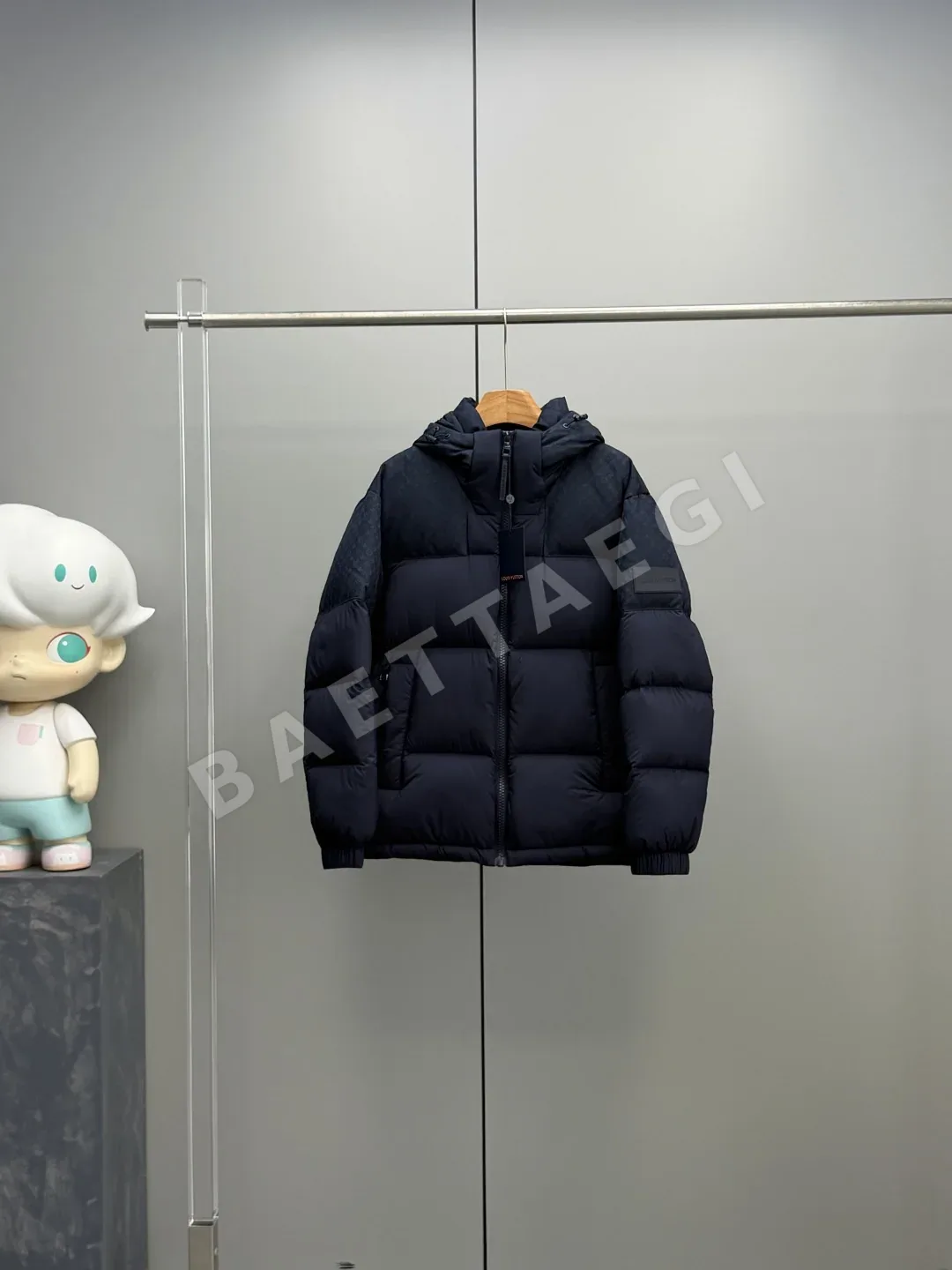 루이비통 후드 모노그램 패턴 다운 패딩 재킷 상세 이미지 2