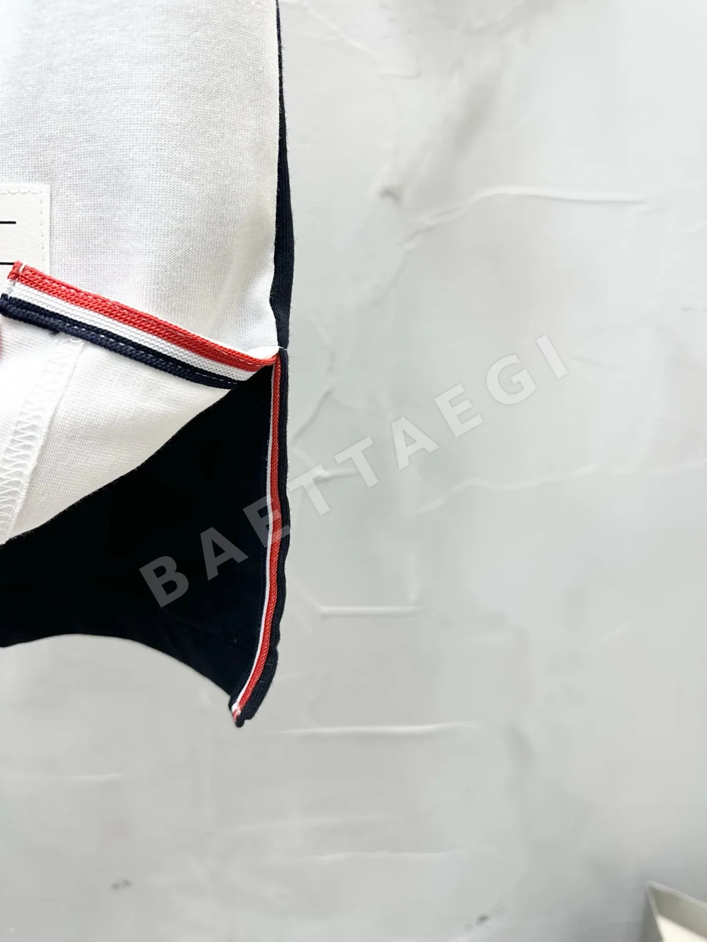 톰브라운 투톤 스트라이프 반팔 티셔츠 상세 이미지 8