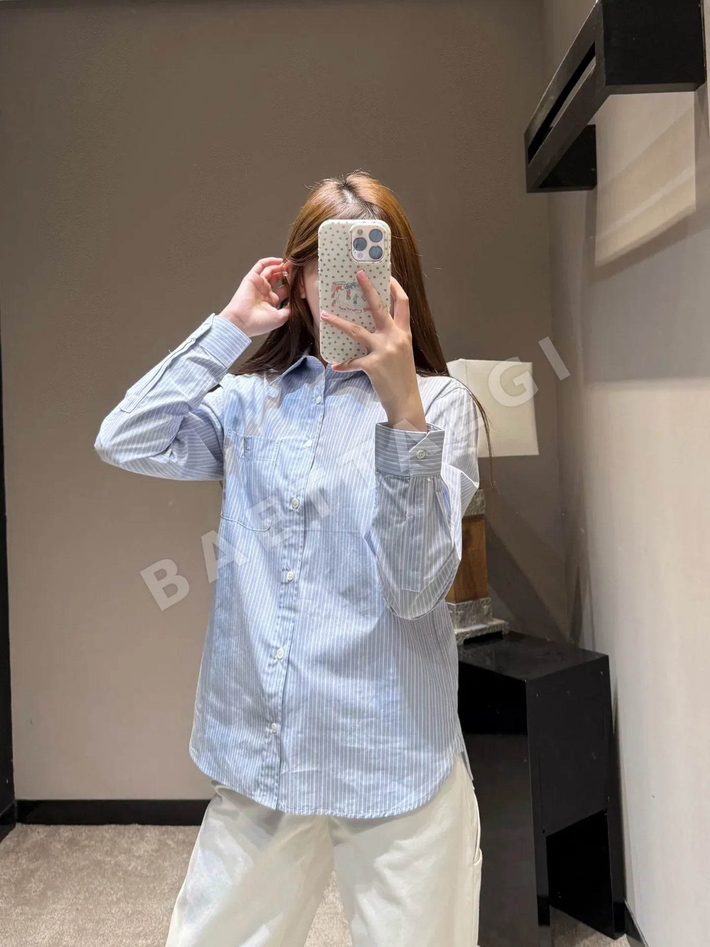생로랑 로고 스트라이프 긴팔 셔츠 여성의류 상세 이미지 9