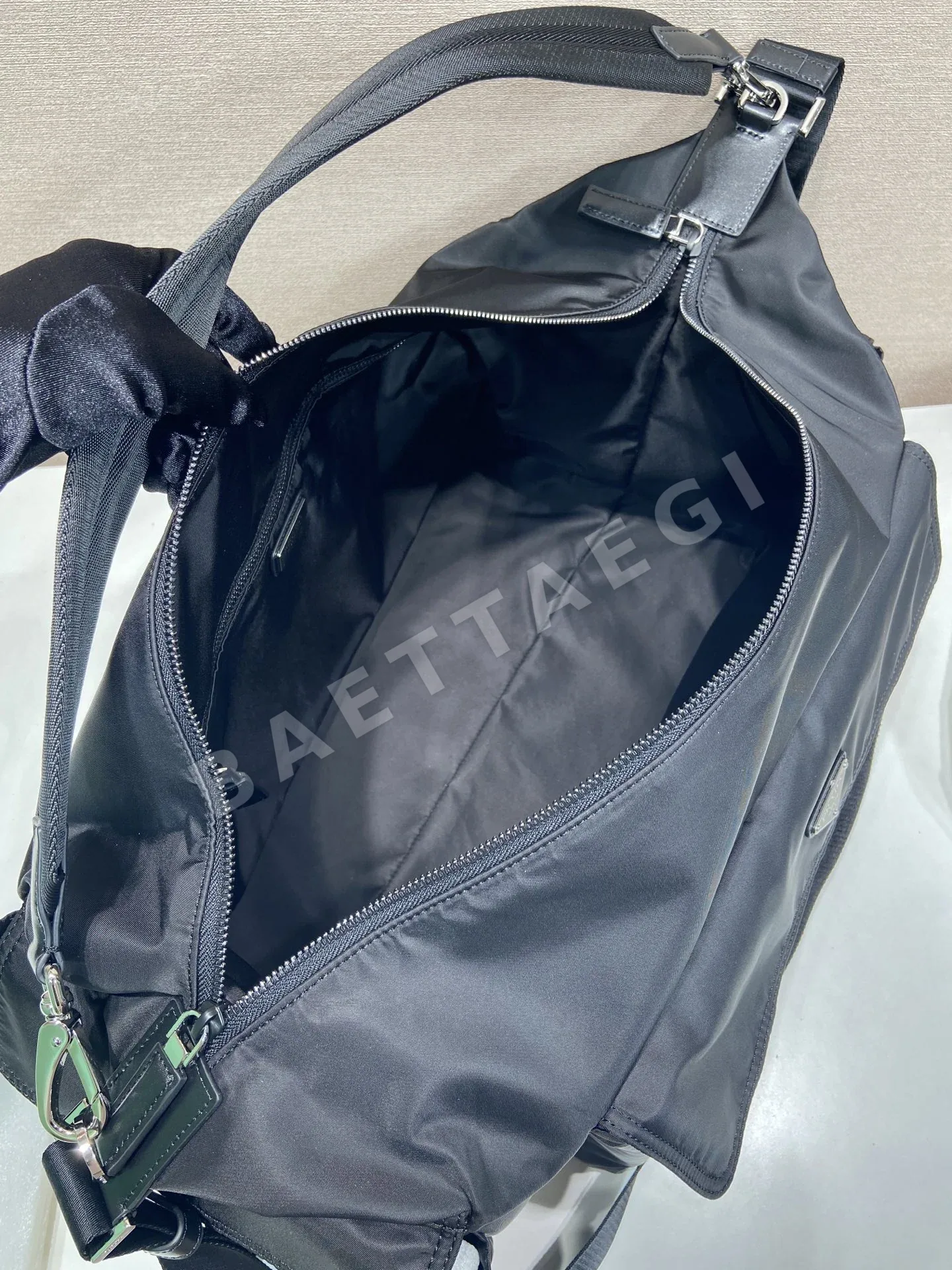 프라다 리나일론 더블 숄더 스트랩 여행용 가방 2VC057 상세 이미지 8